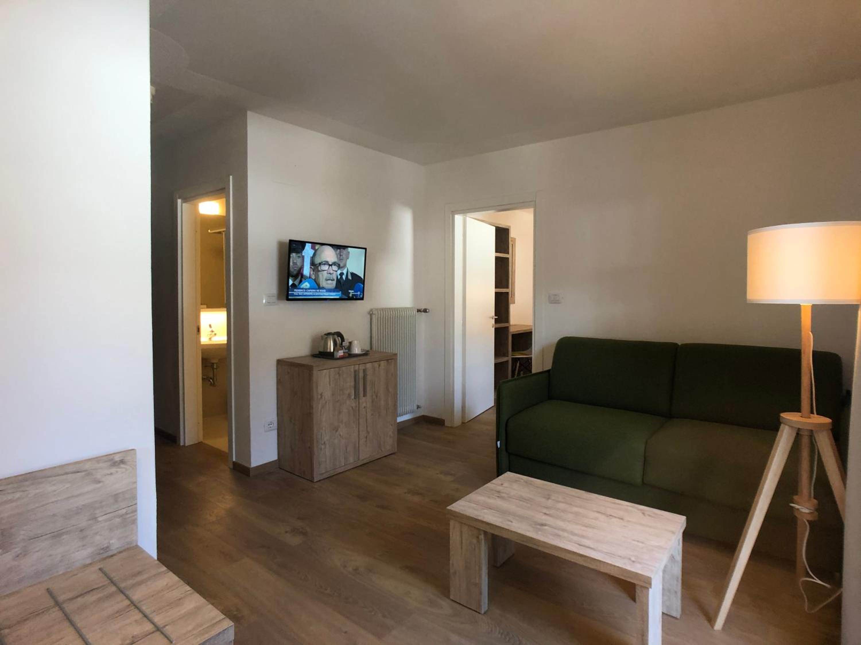 Deluxe Queen Suite with Spa Access - Photo 5