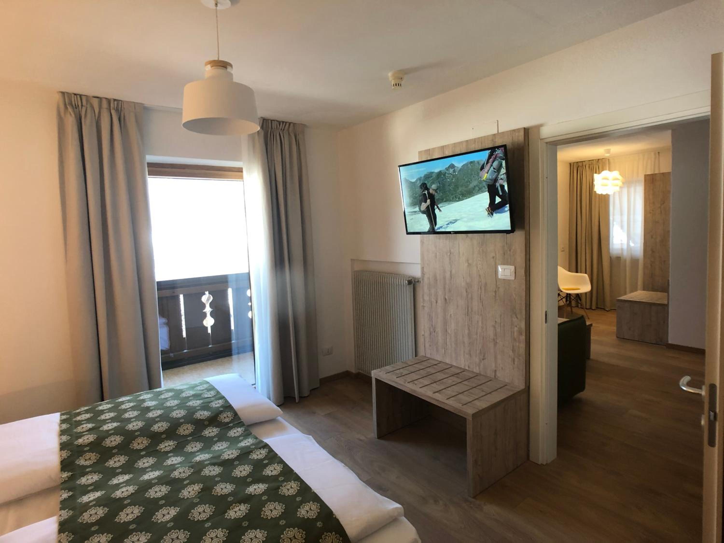 Deluxe Queen Suite with Spa Access - Photo 1