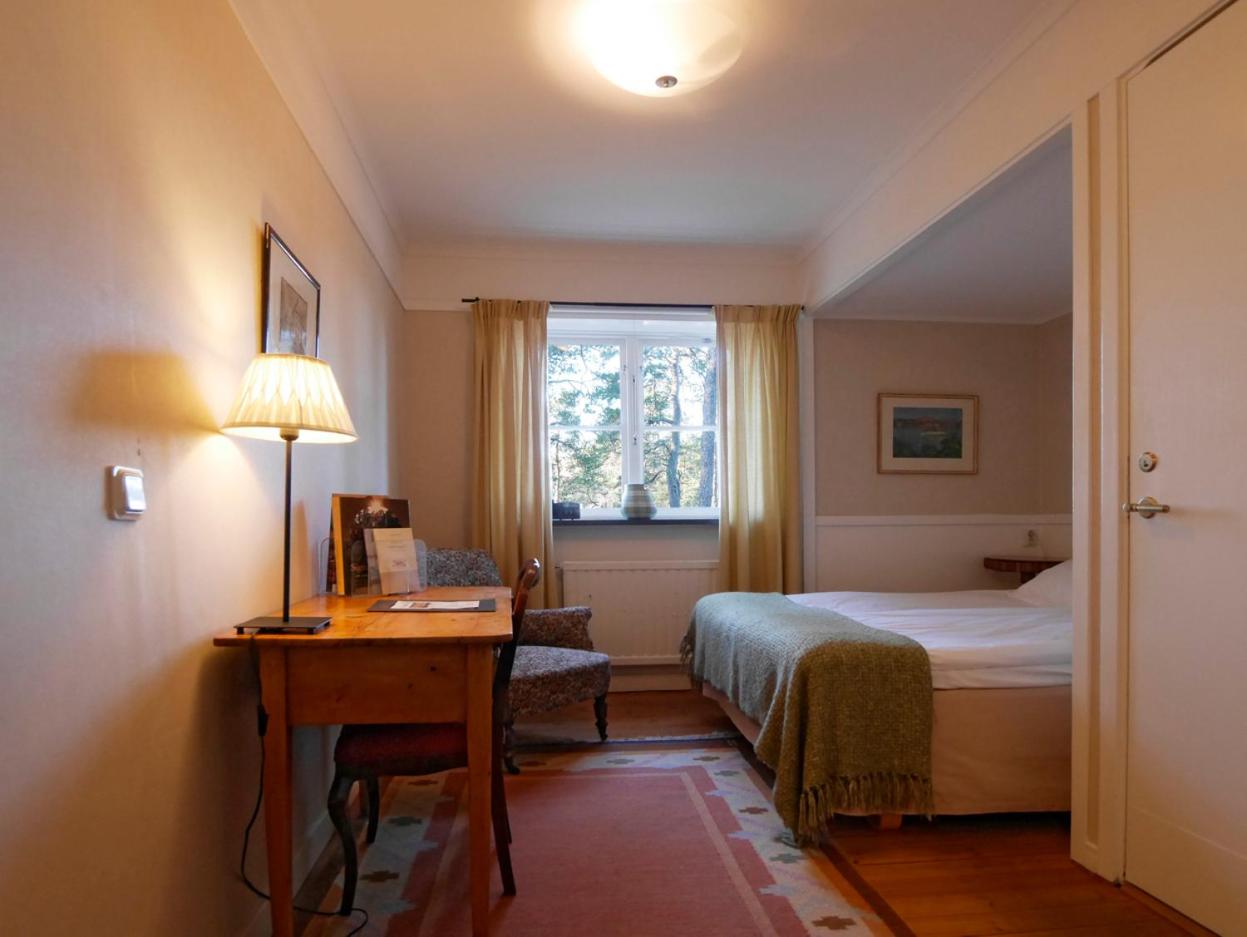 Queen Room photo 2