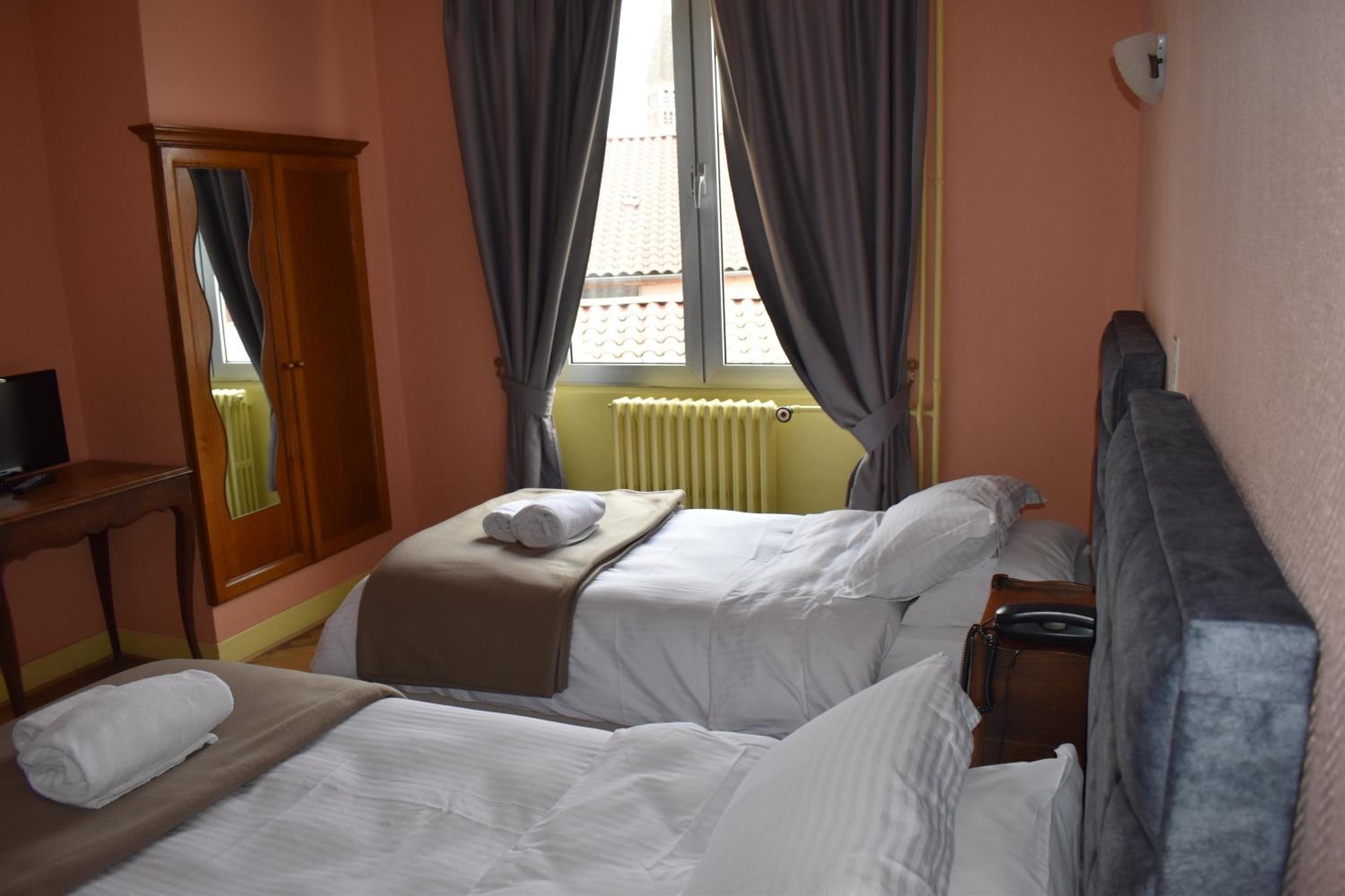 Twin Room - Photo 2