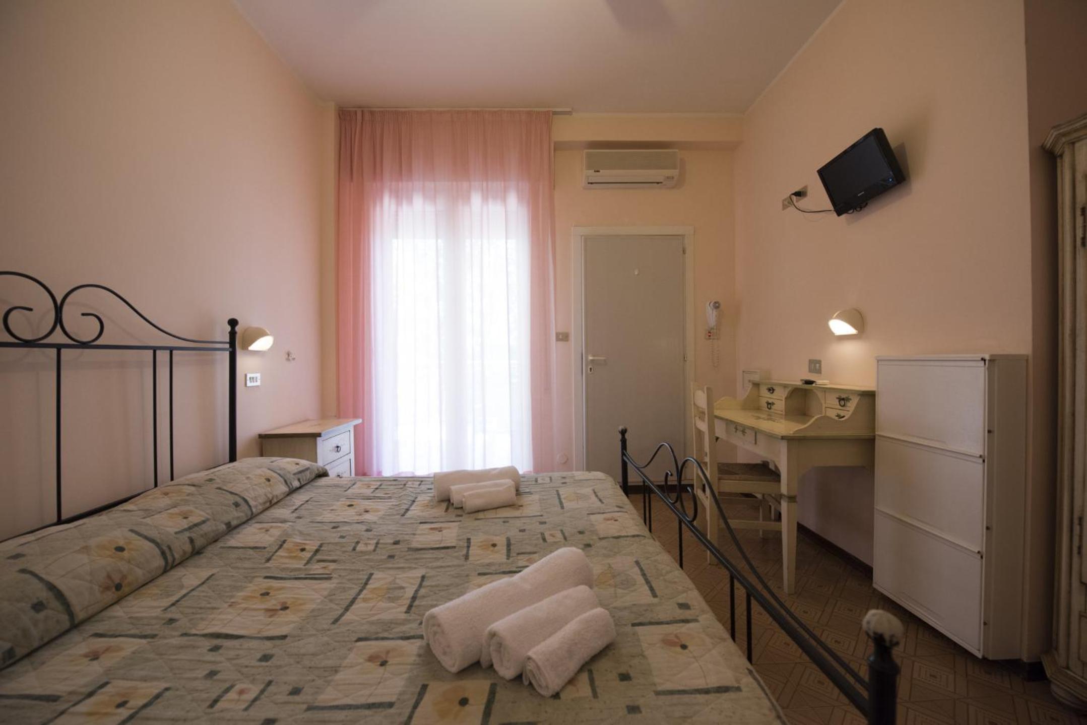 Small Double Room photo 1