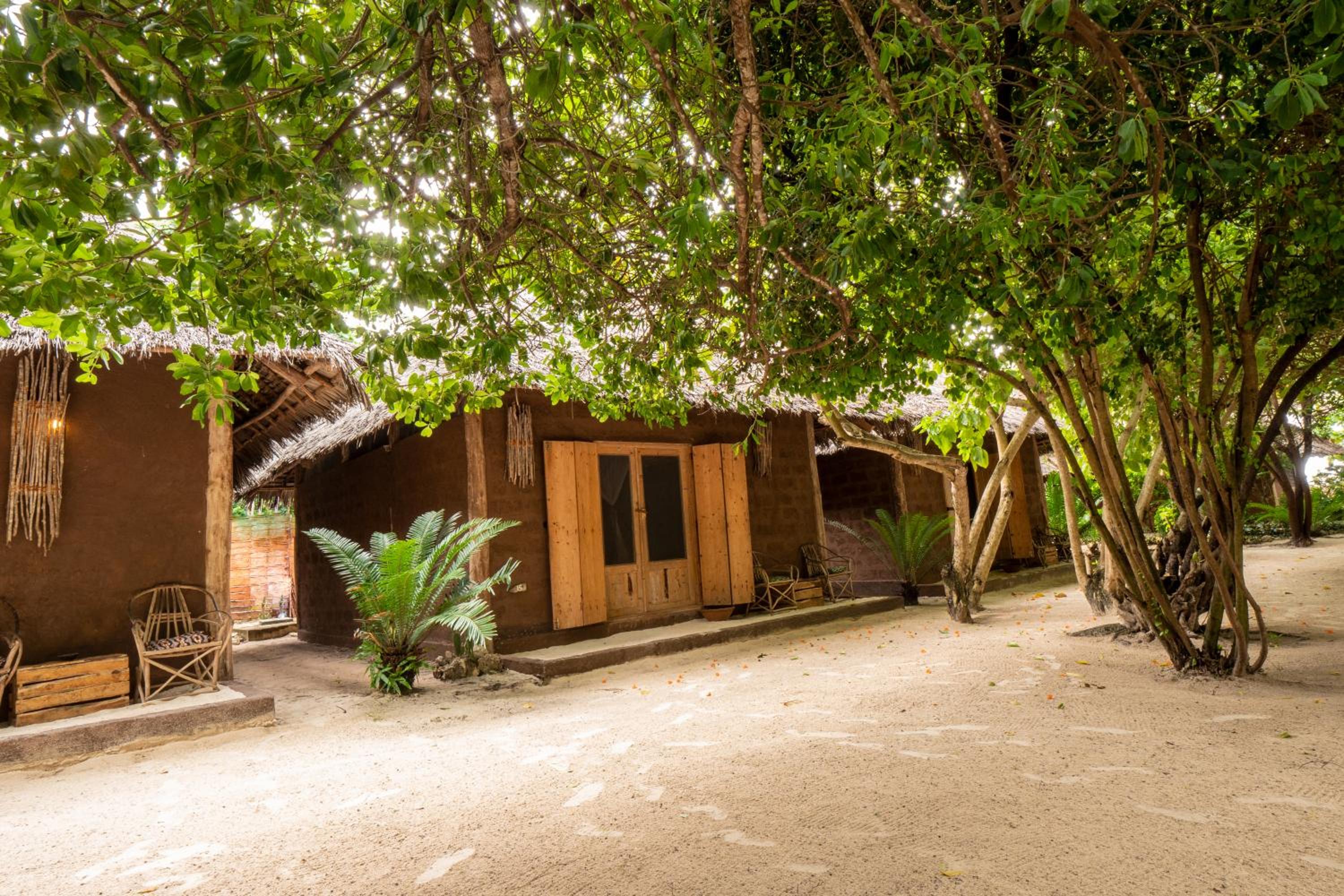 Pool Bungalow - Photo 2