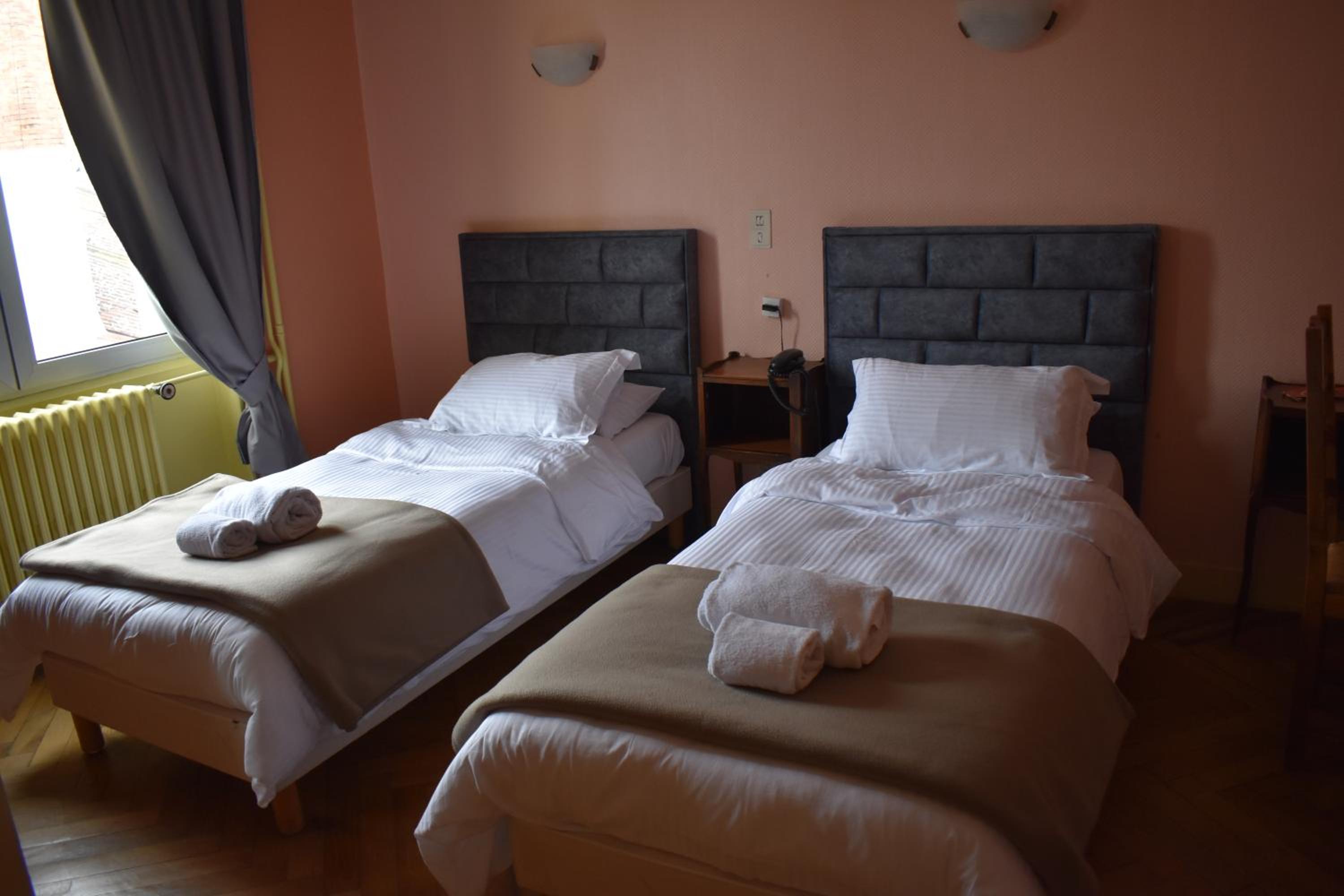 Twin Room - Photo 9