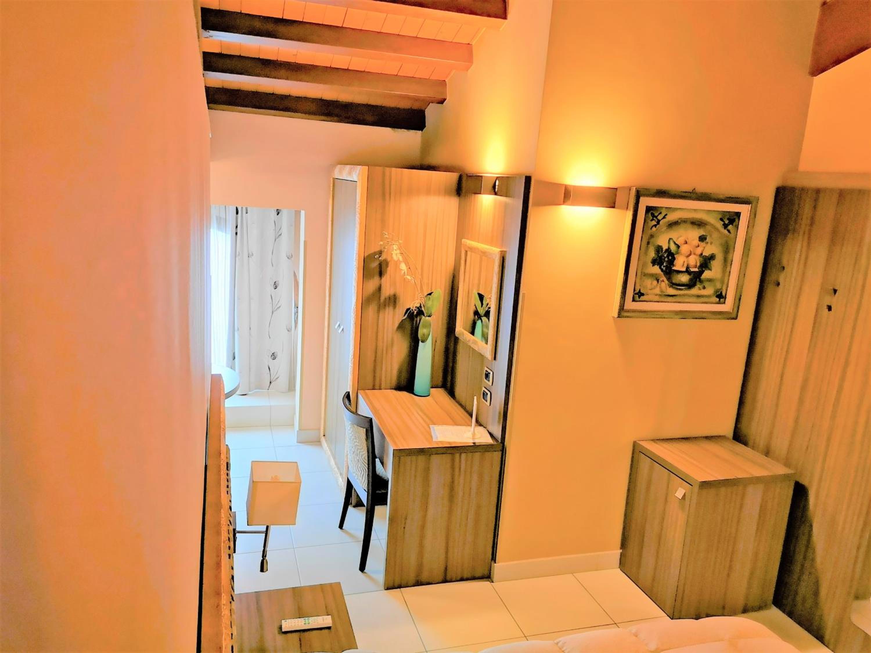 Double Room with Sea View - Photo 9