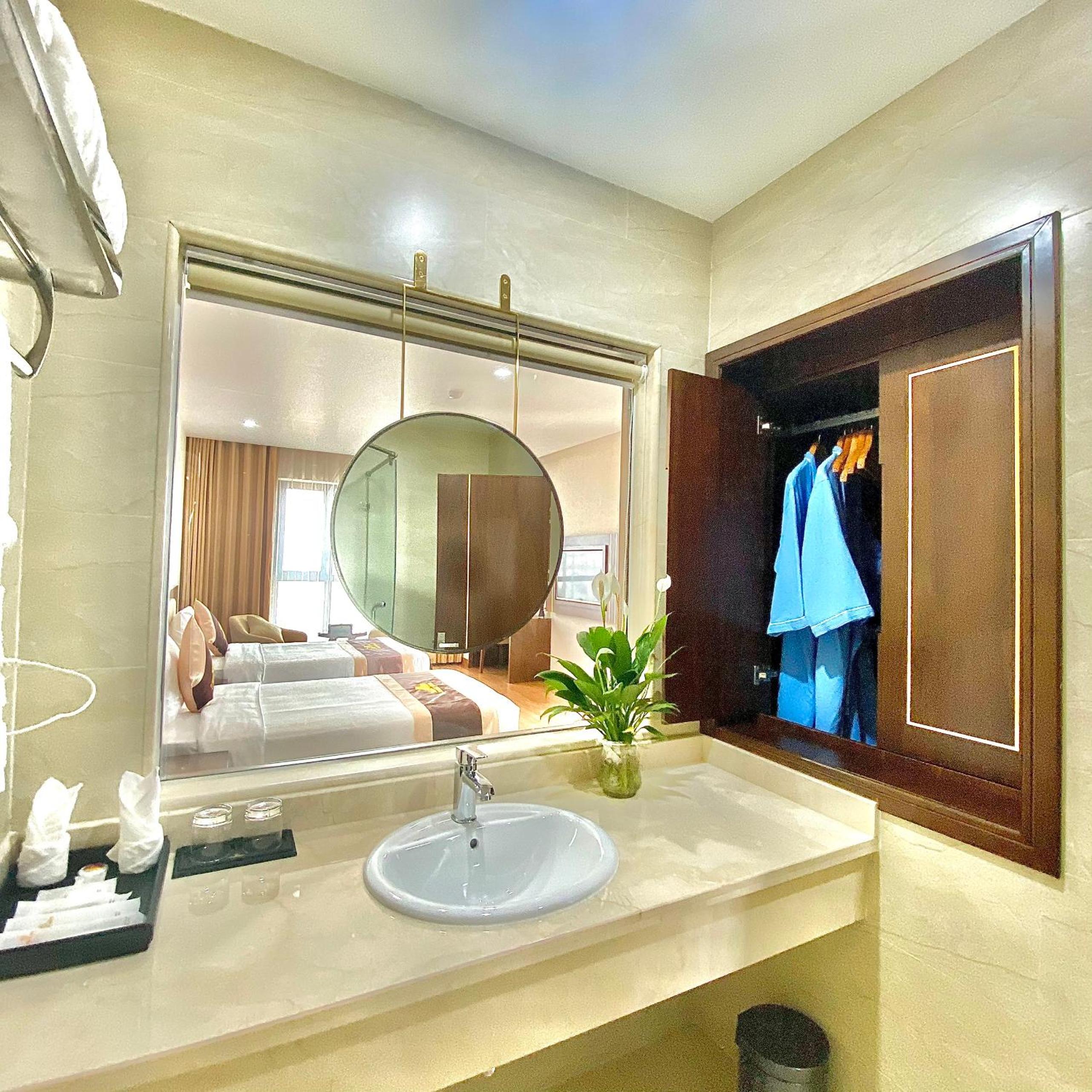 Twin Room with View - Photo 13