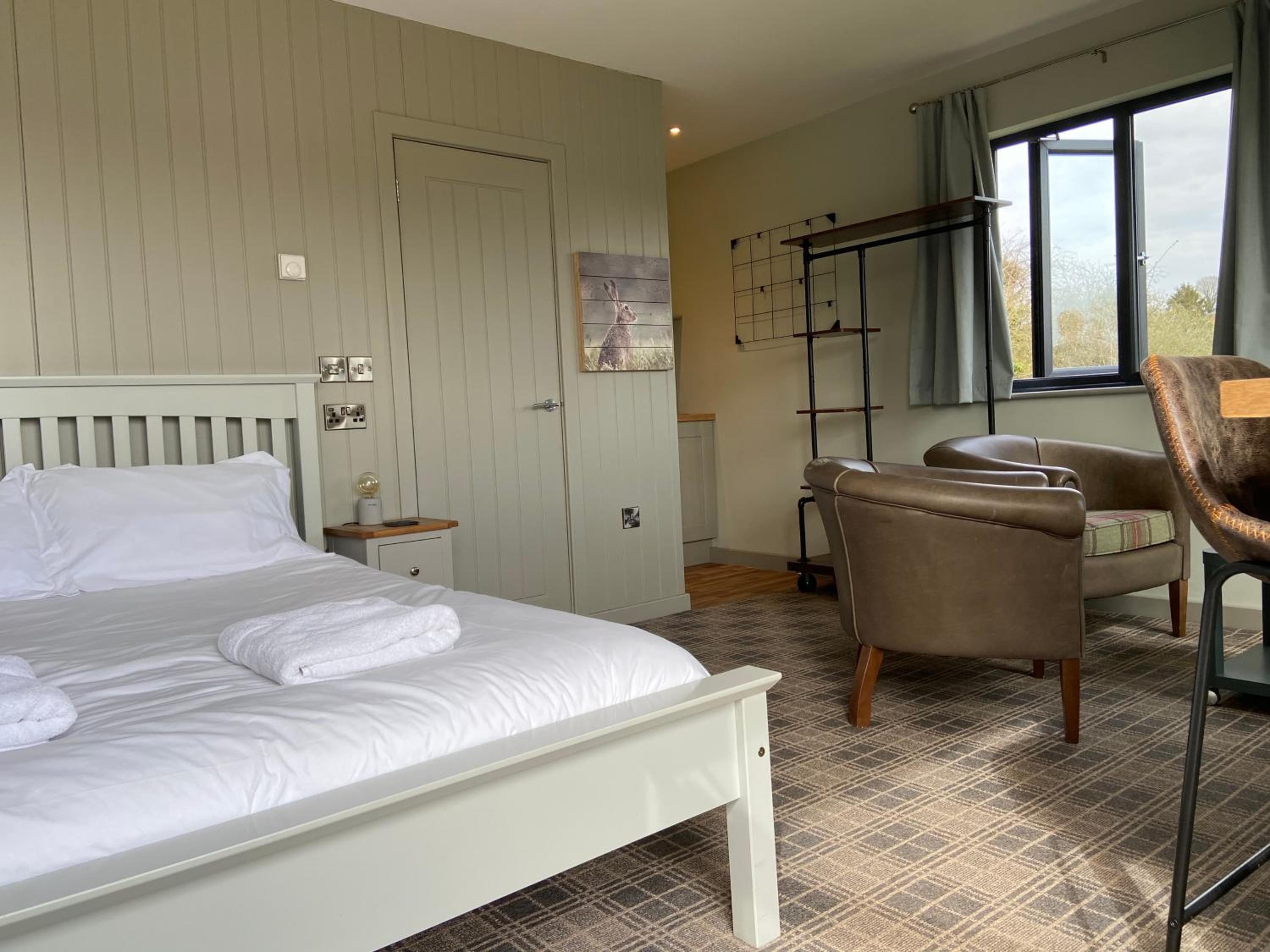 Suite with Hot Tub - Photo 7