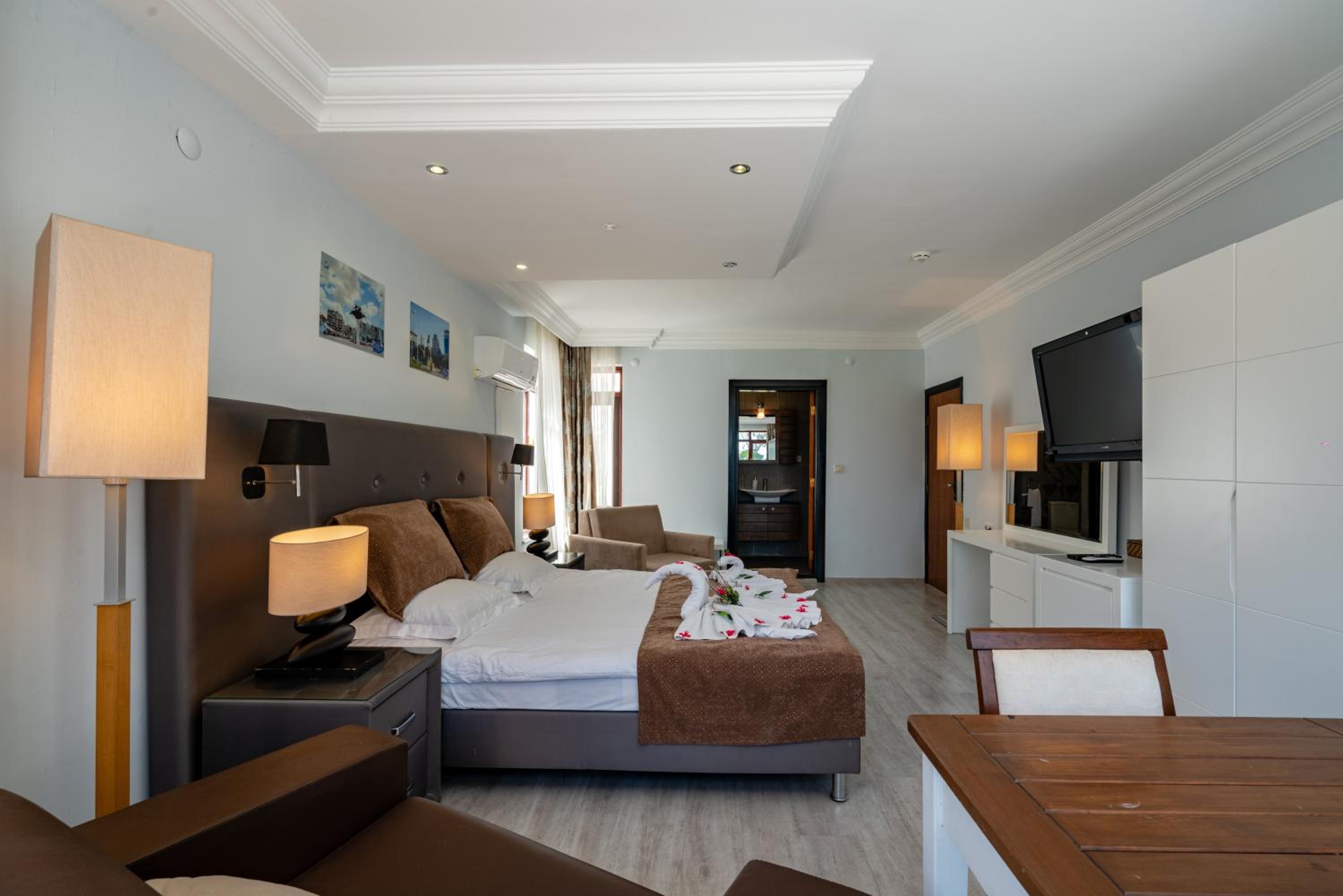 Deluxe Double Room with Balcony and Sea View