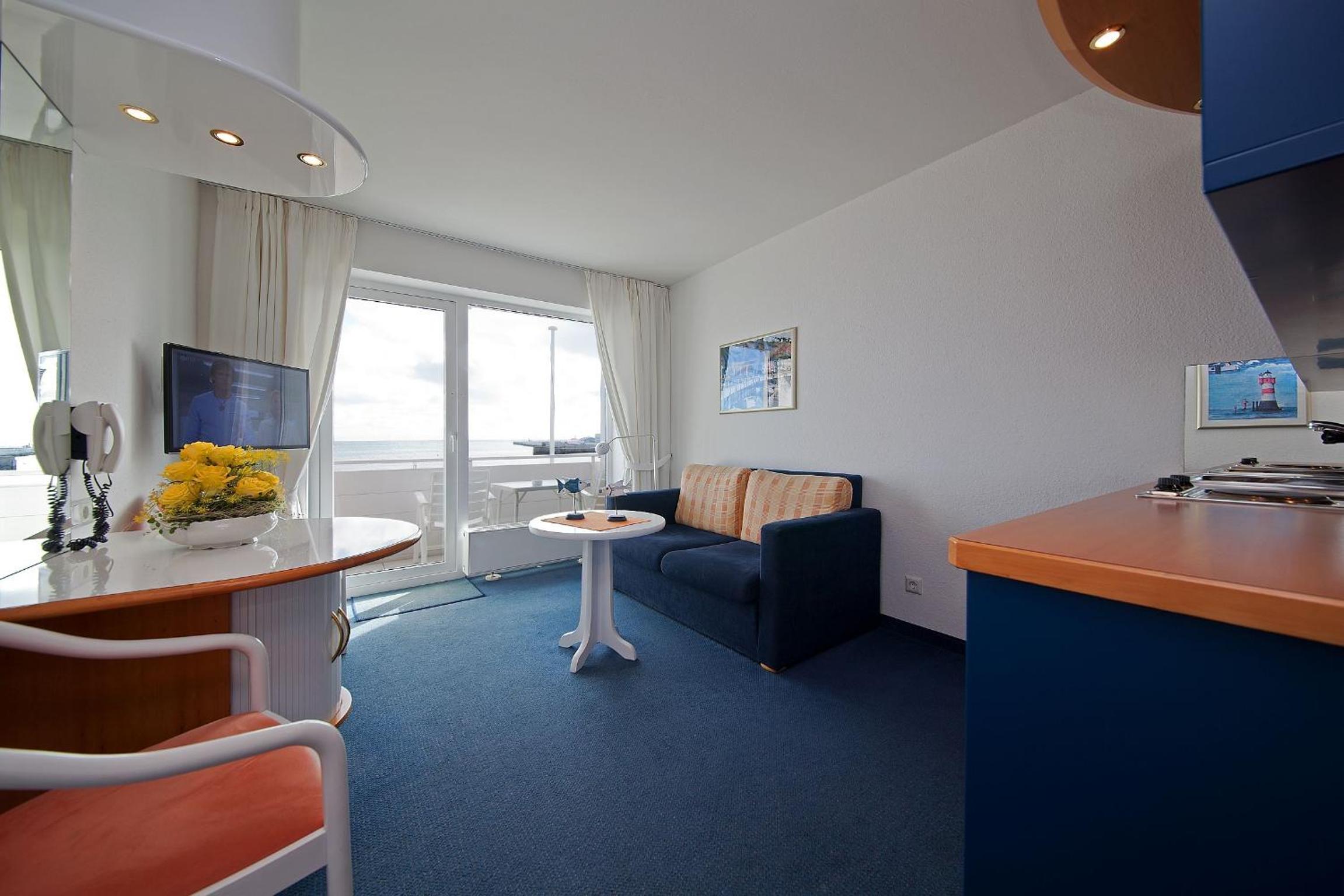 Small One-Bedroom Apartment with Balcony and Sea View