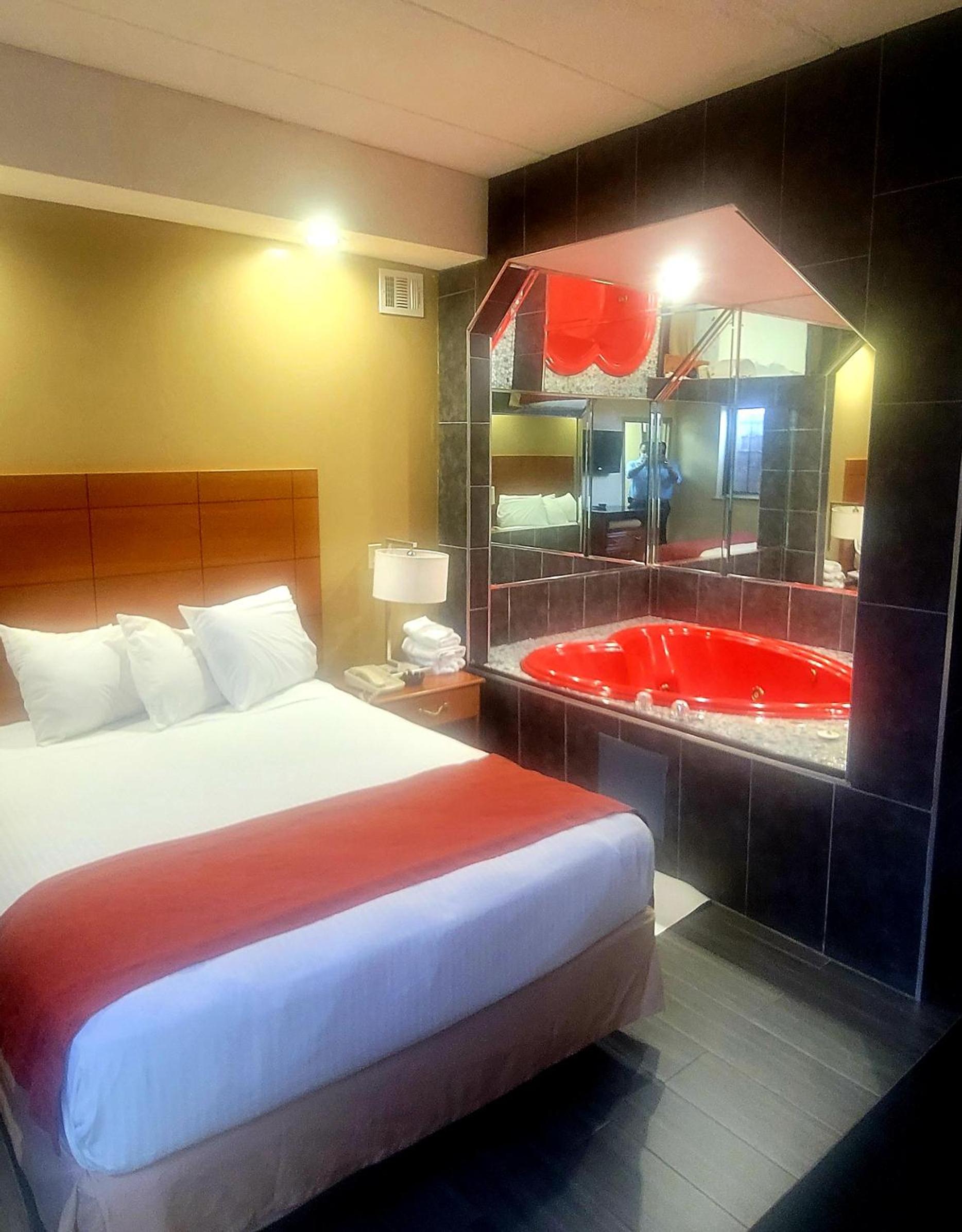 Queen Room with Spa Bath photo 2