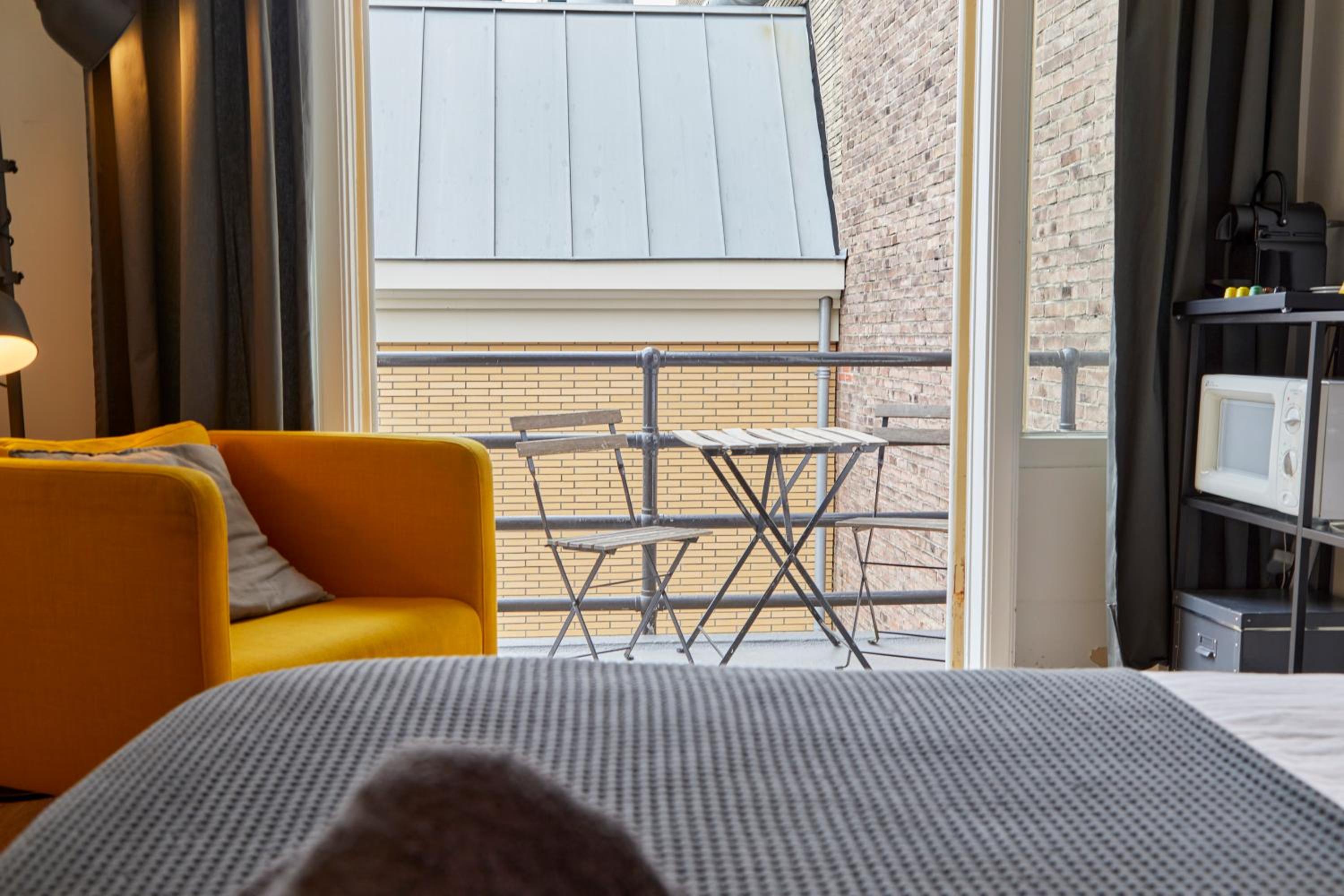 Deluxe Double Room with Balcony thumbnail 5
