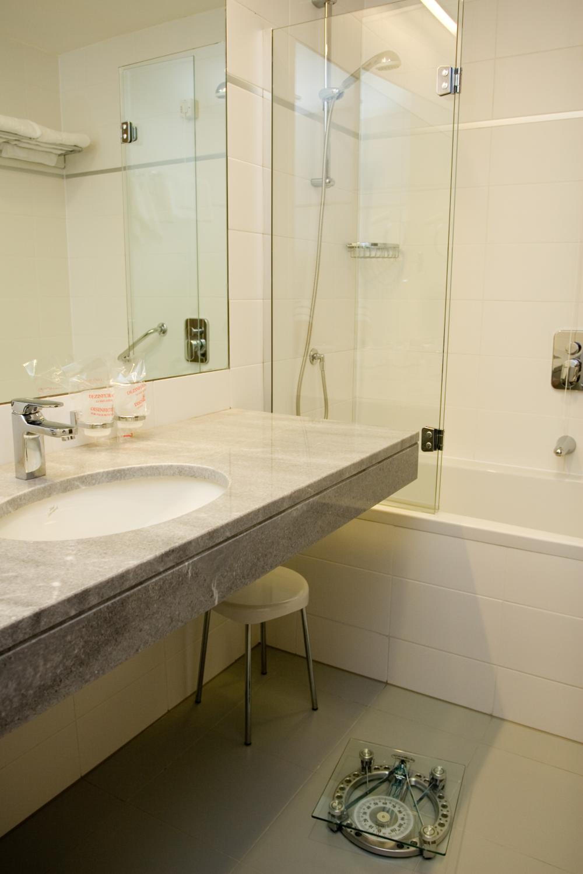 Superior Suite with Balcony with Sea View - Photo 9