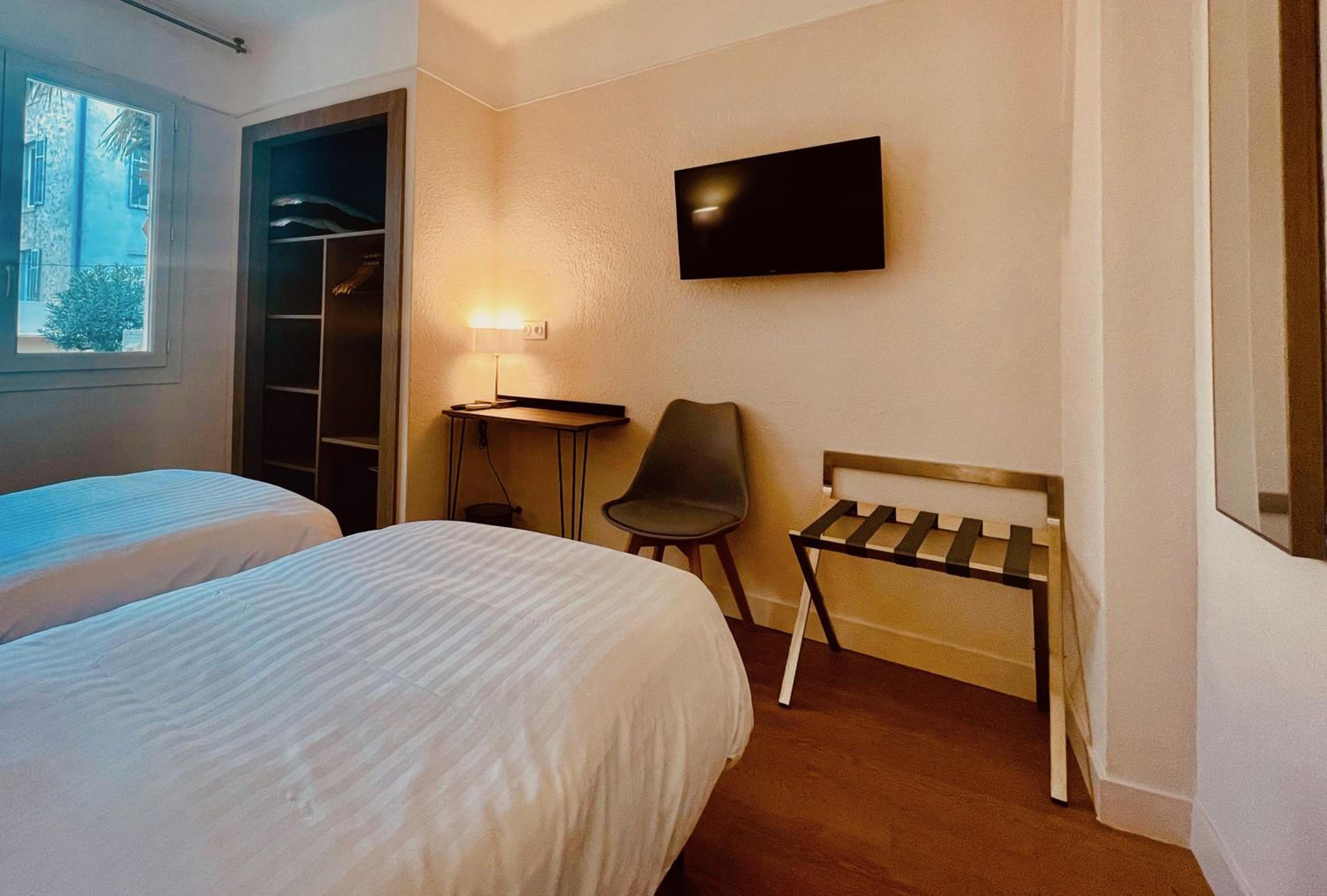 Economy Twin Room - Photo 4