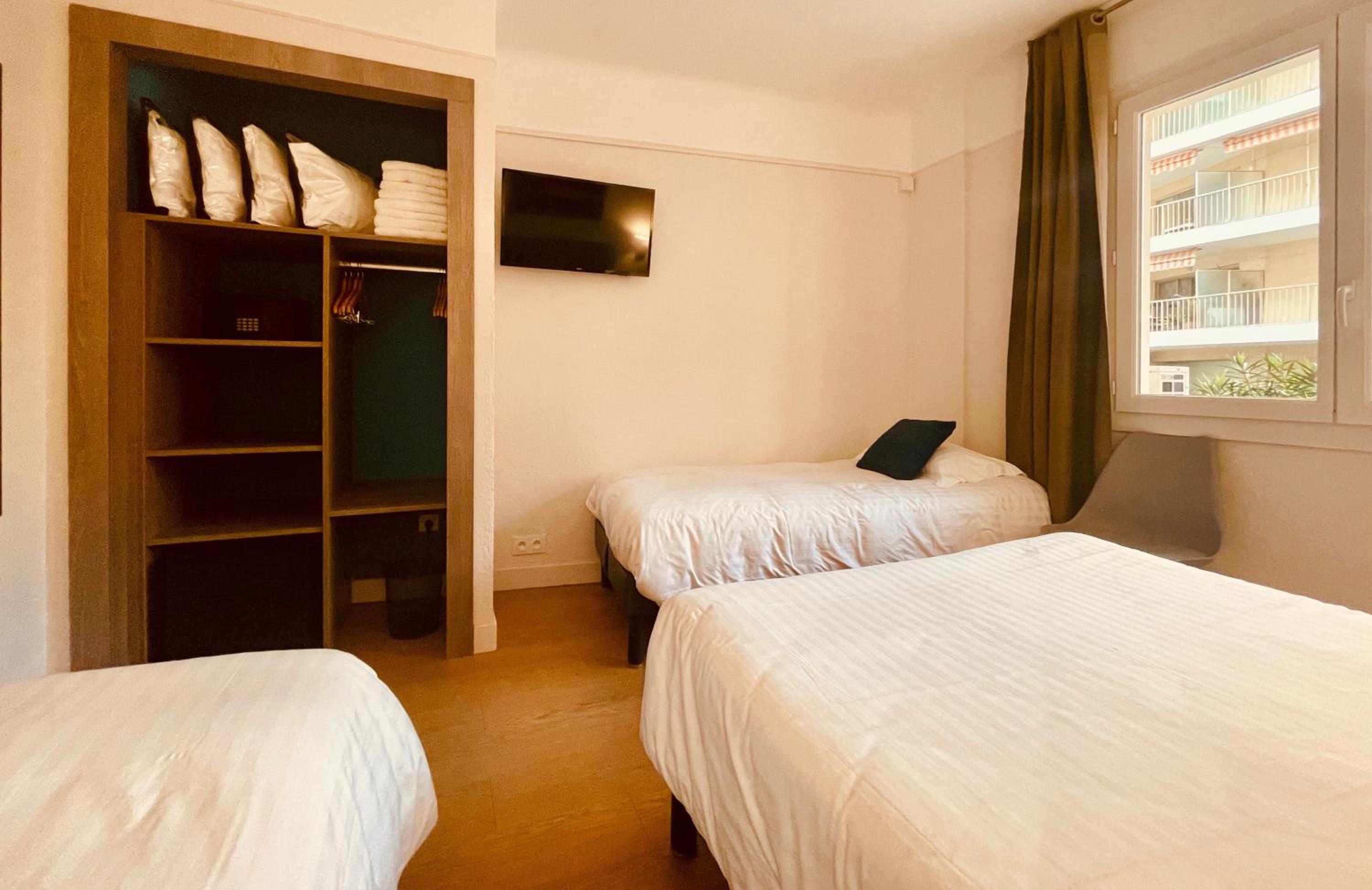 Economy Quadruple Room - Photo 3