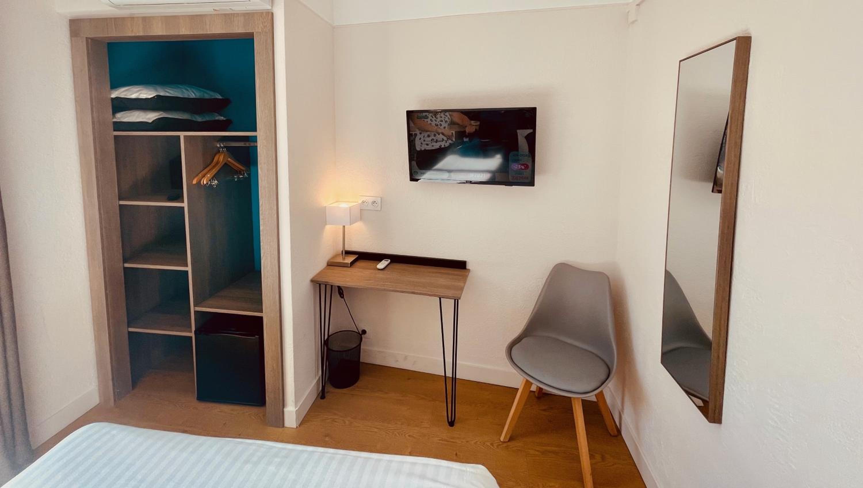 Double Room with Courtyard View - Photo 2