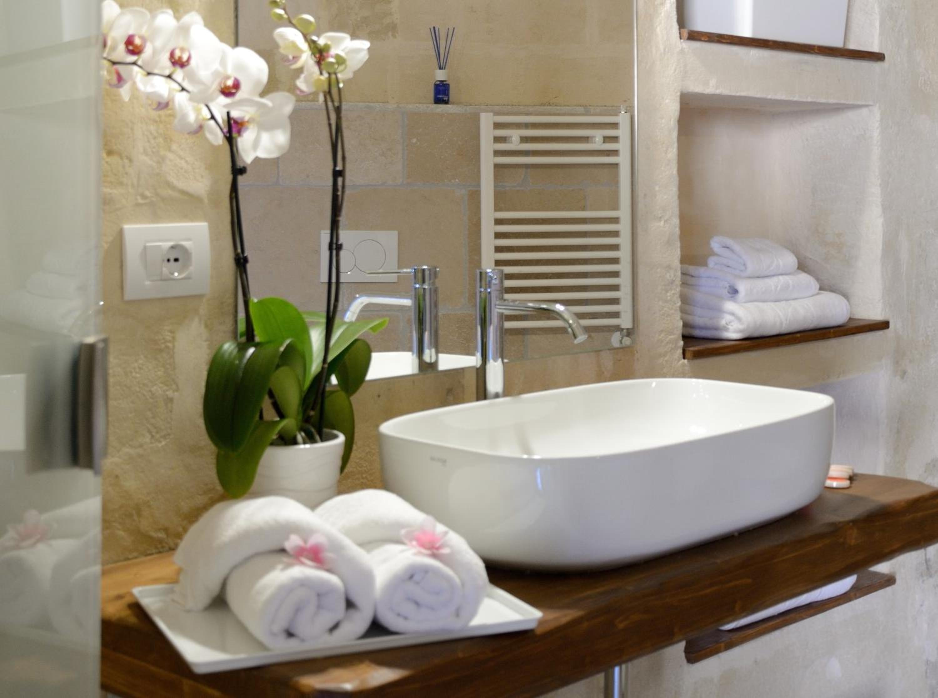 Deluxe Double or Twin Room with Spa Bath - Photo 17