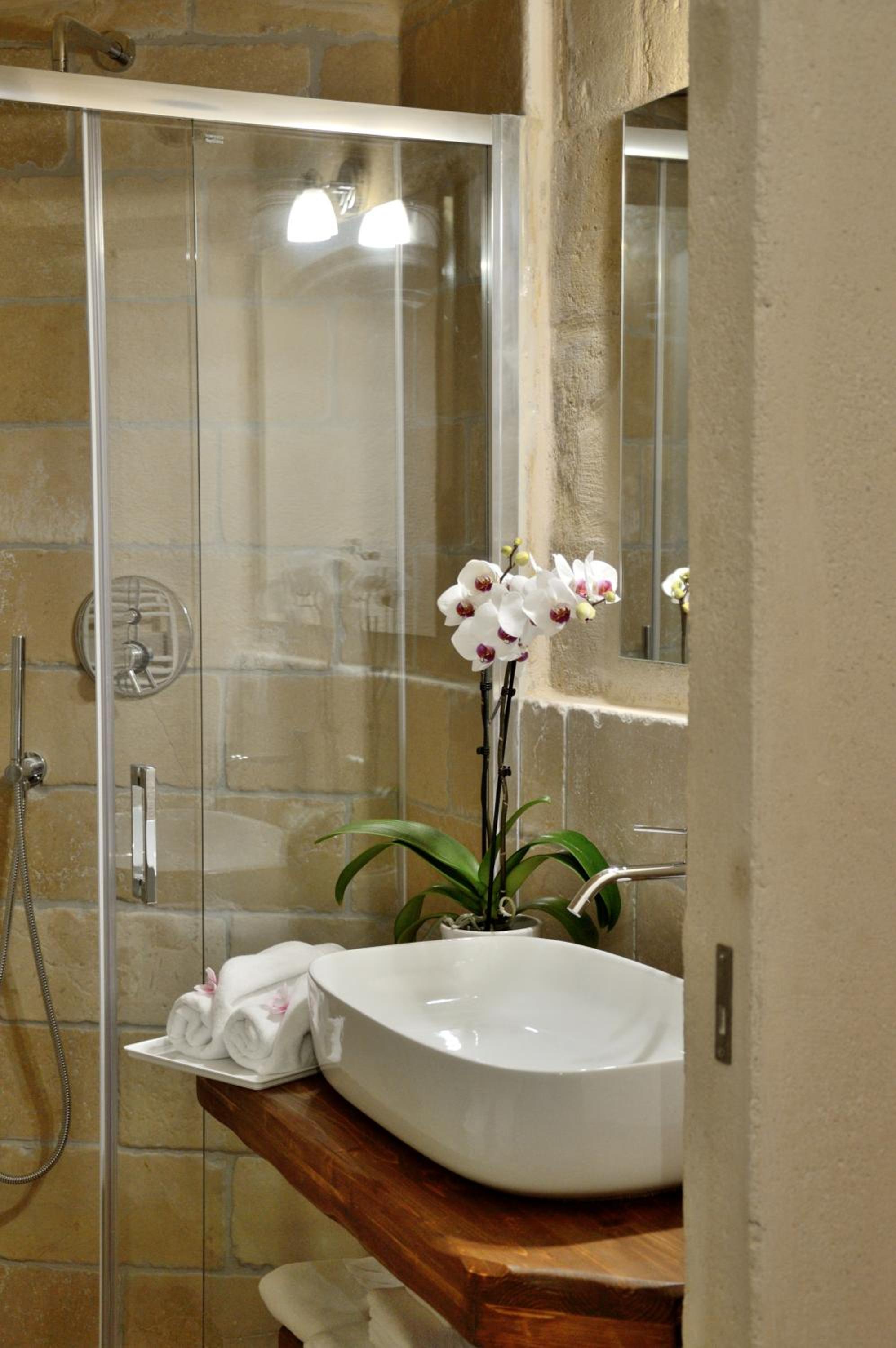 Double Room with Private Bathroom - Photo 10