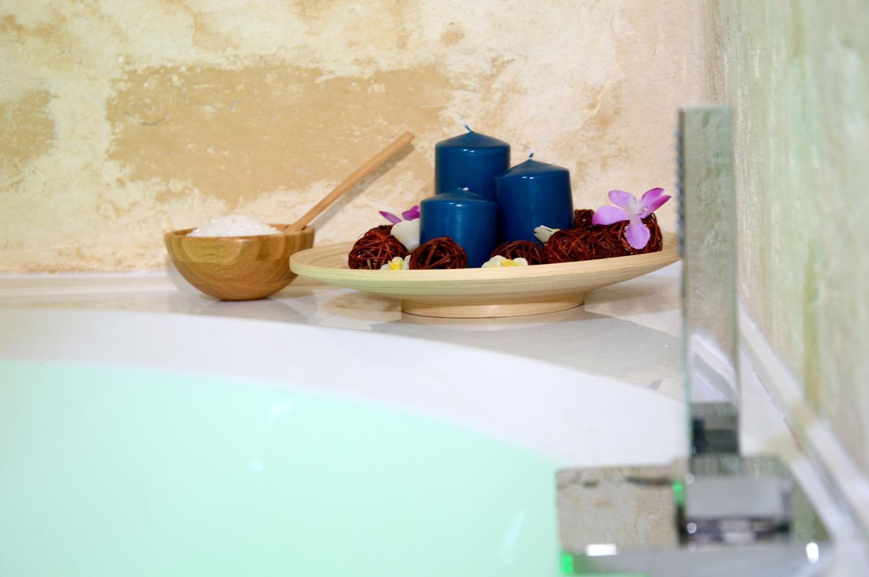 Deluxe Double or Twin Room with Spa Bath - Photo 9