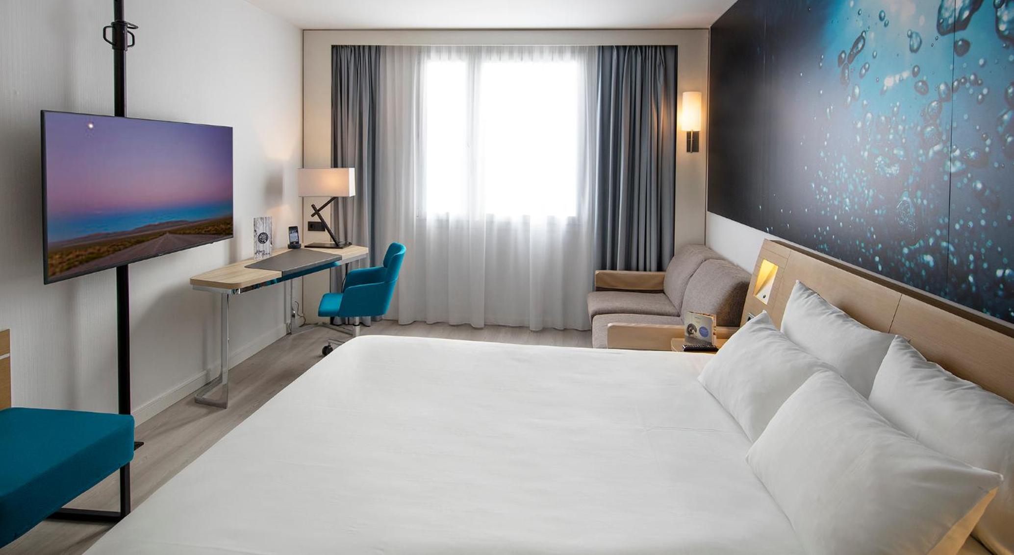 Executive Room with 1 Queen Bed and 1 Sofa