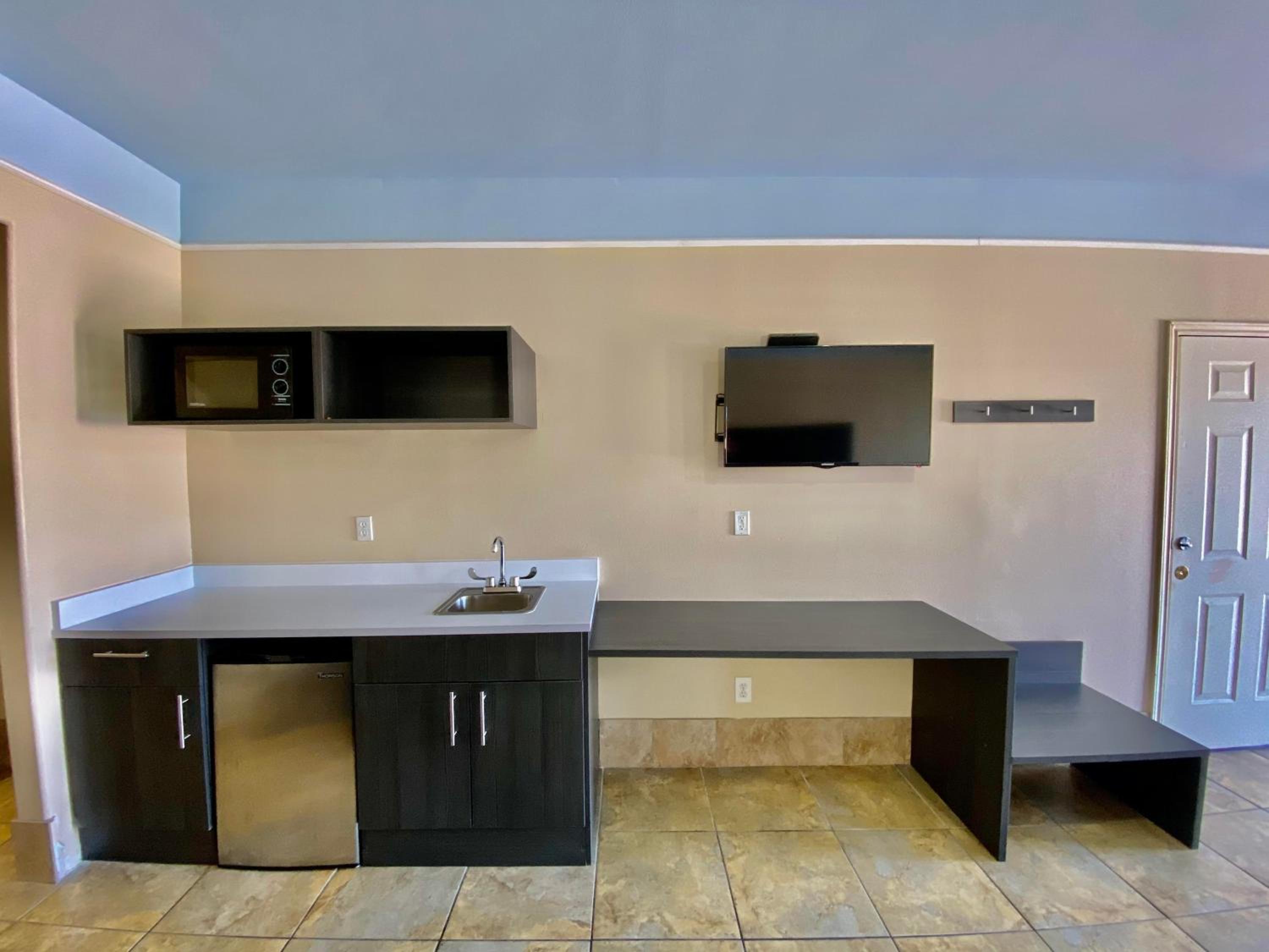 Superior Suite with Kitchenette - Photo 4