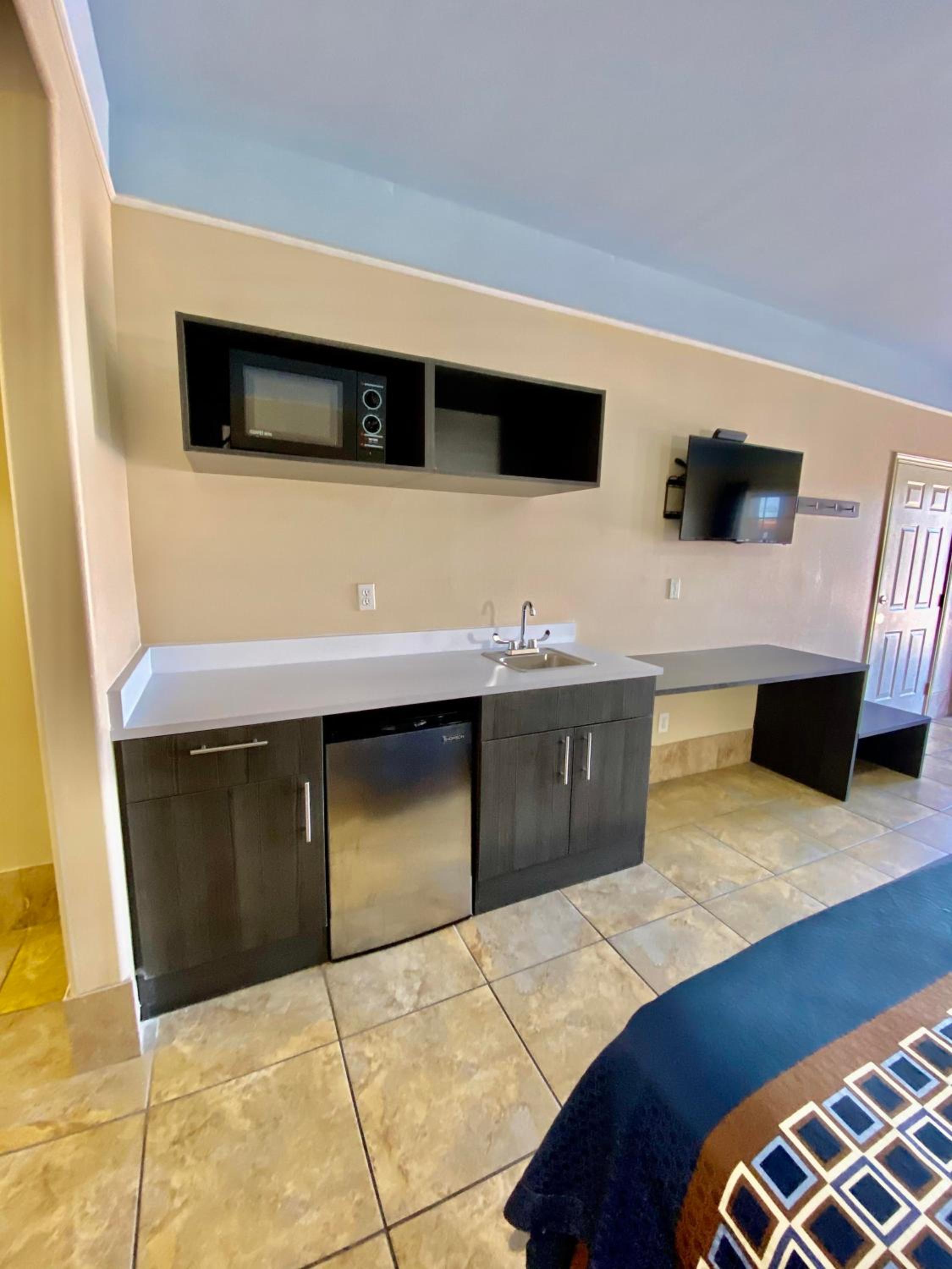 Superior Suite with Kitchenette - Photo 7