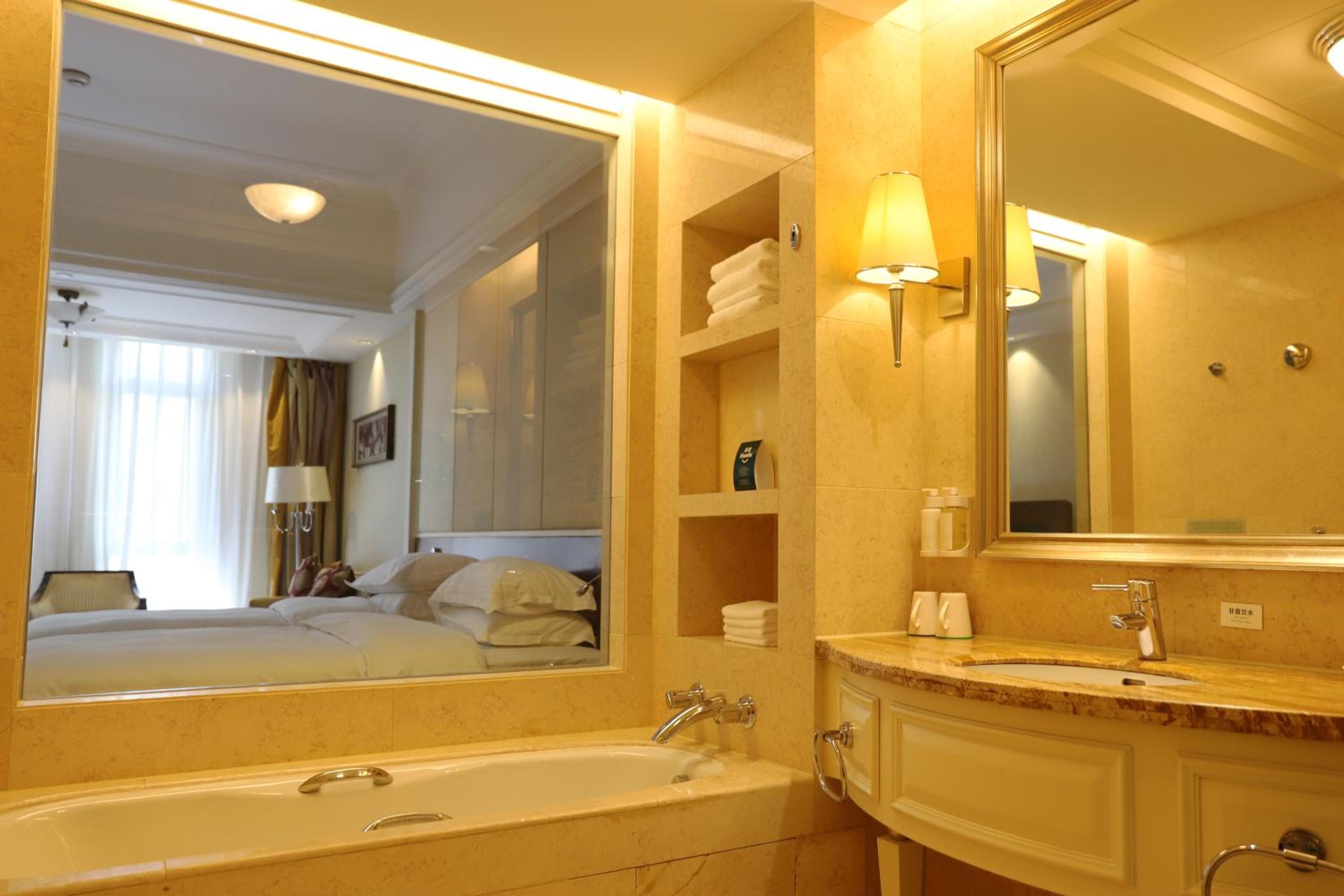 Standard Double Room with Two Double Beds - Smoking photo 3