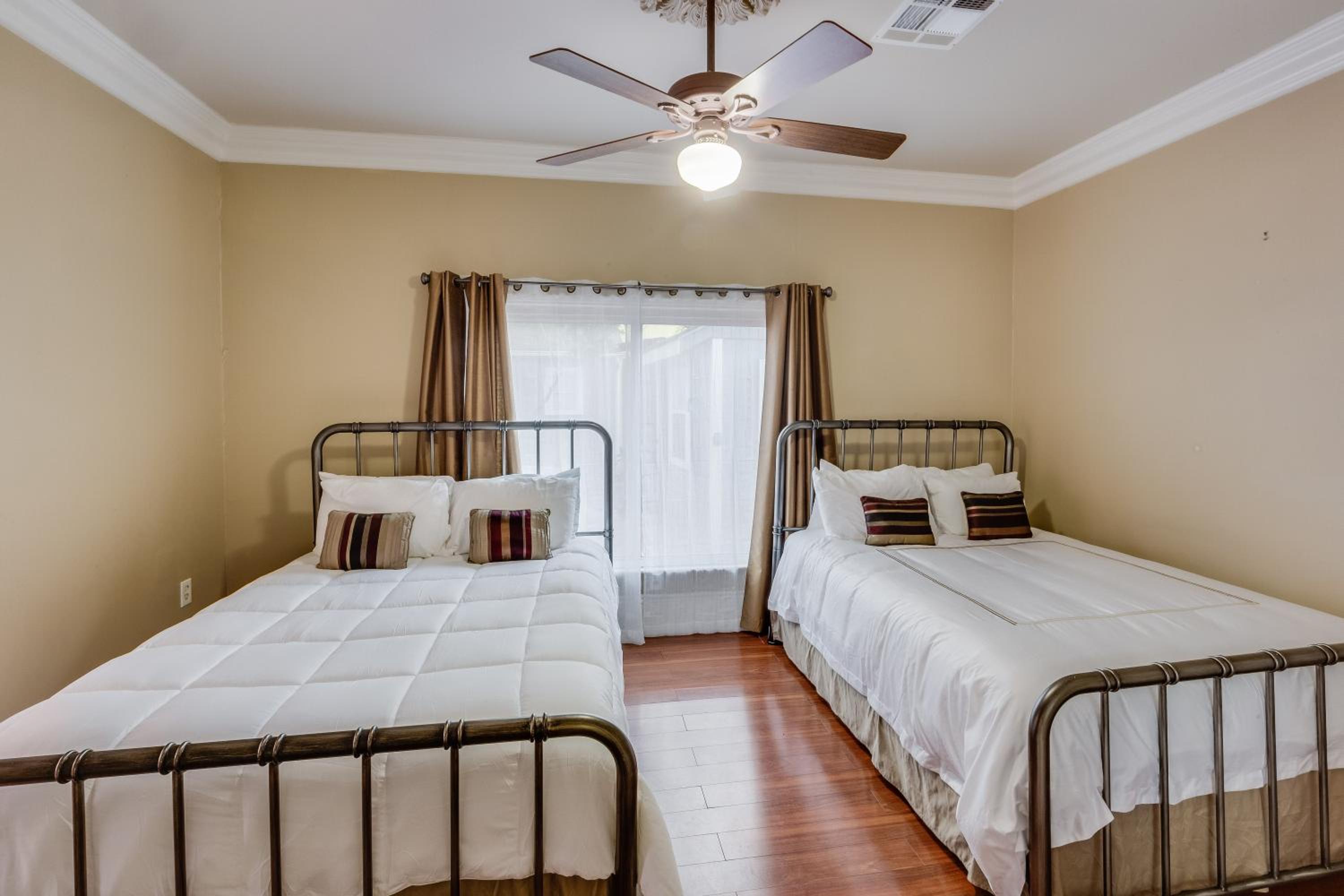 Deluxe Queen Suite