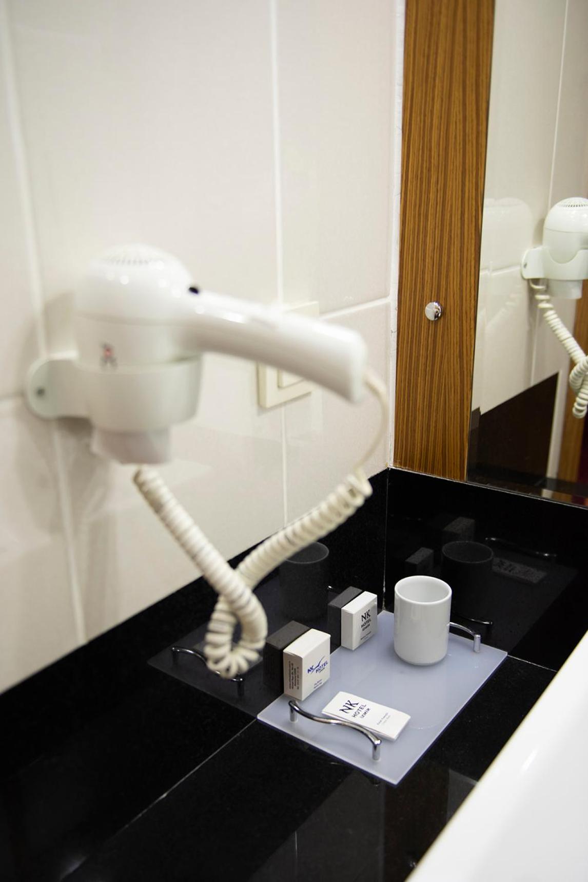 Triple Room with Bath thumbnail 6