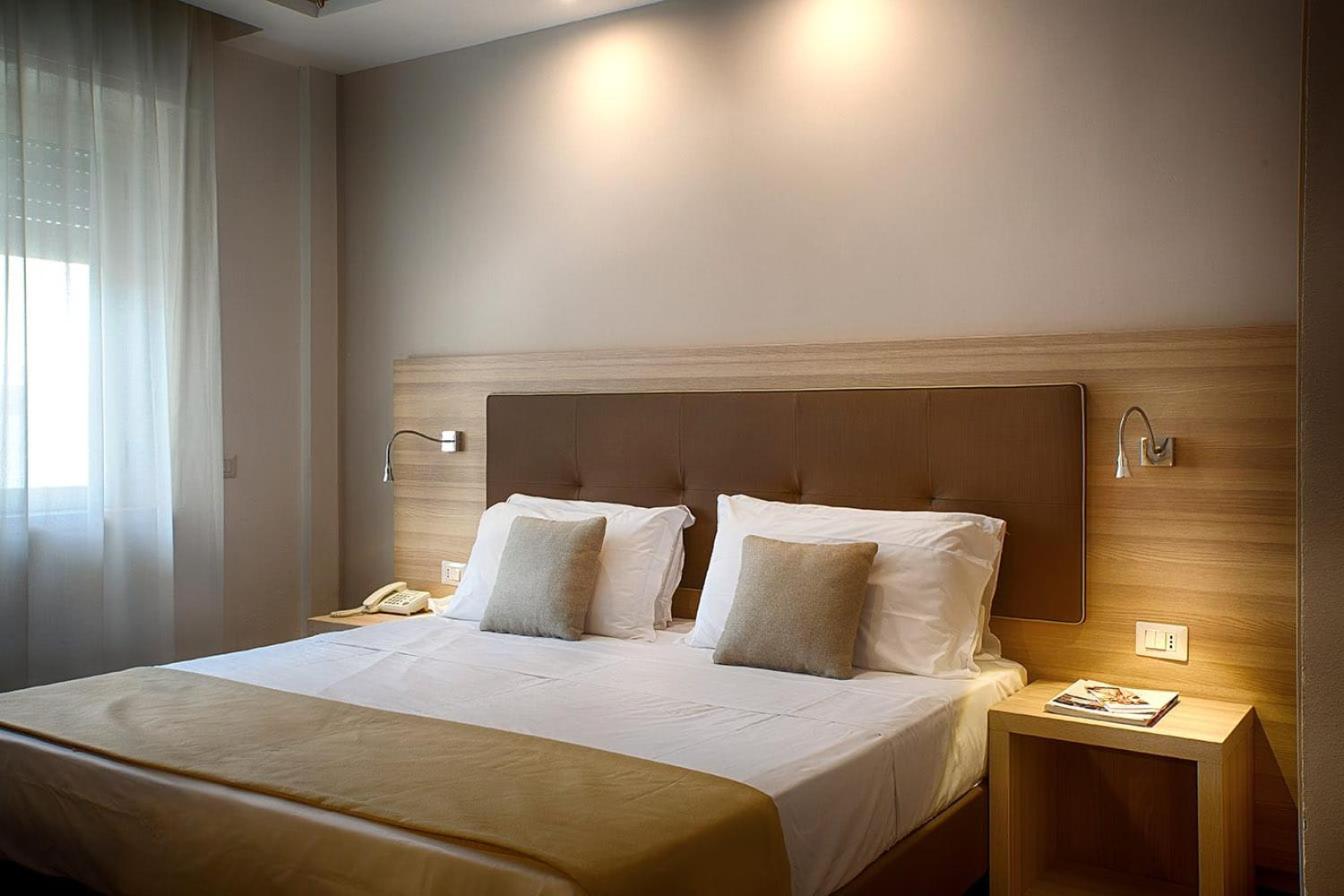 Standard Double Room - Photo 9