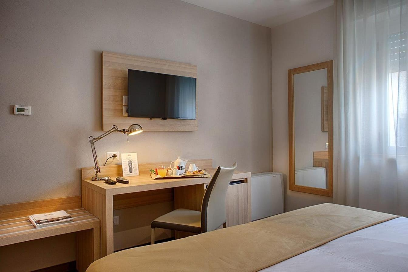 Standard Double Room - Photo 8