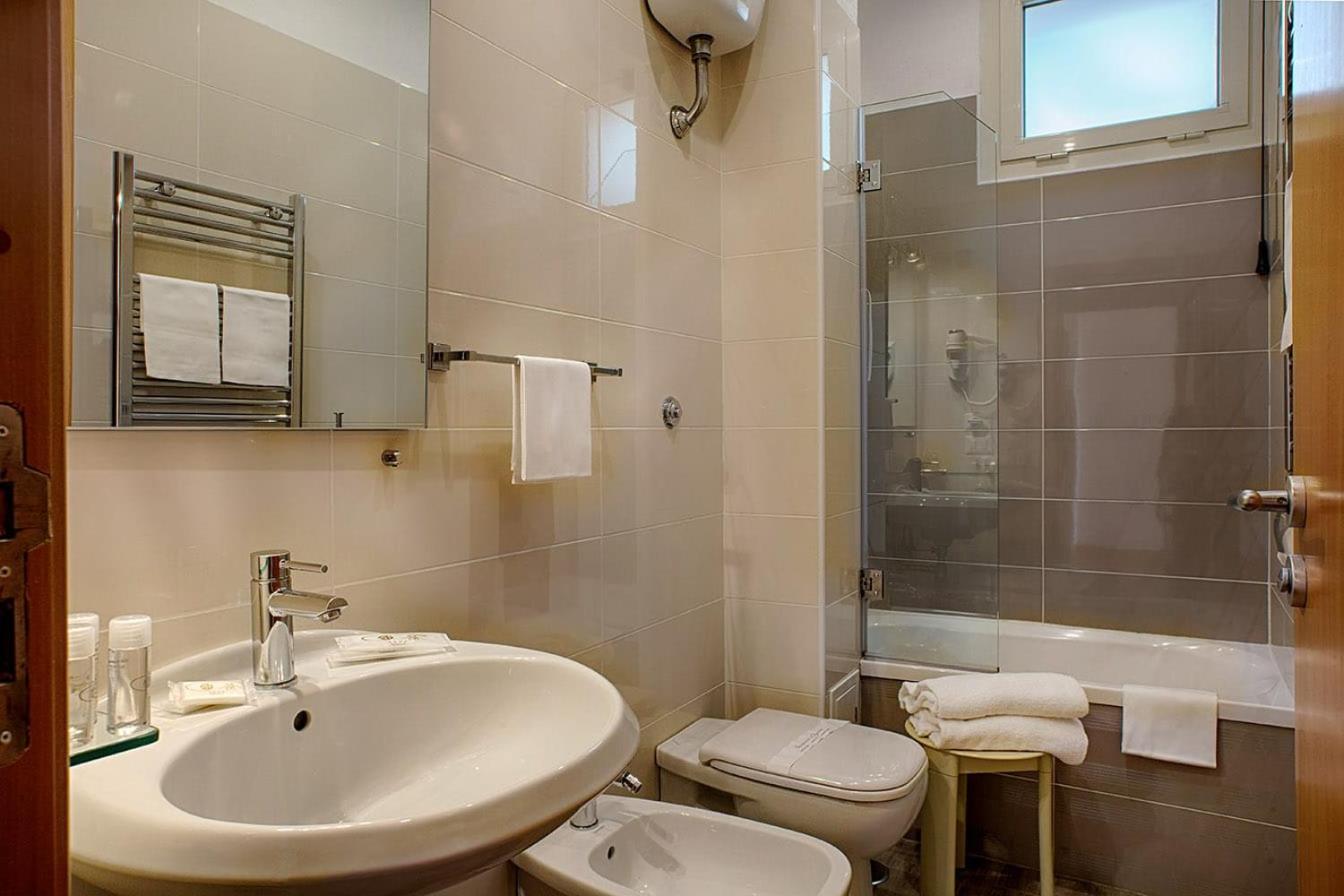 Standard Double Room - Photo 11