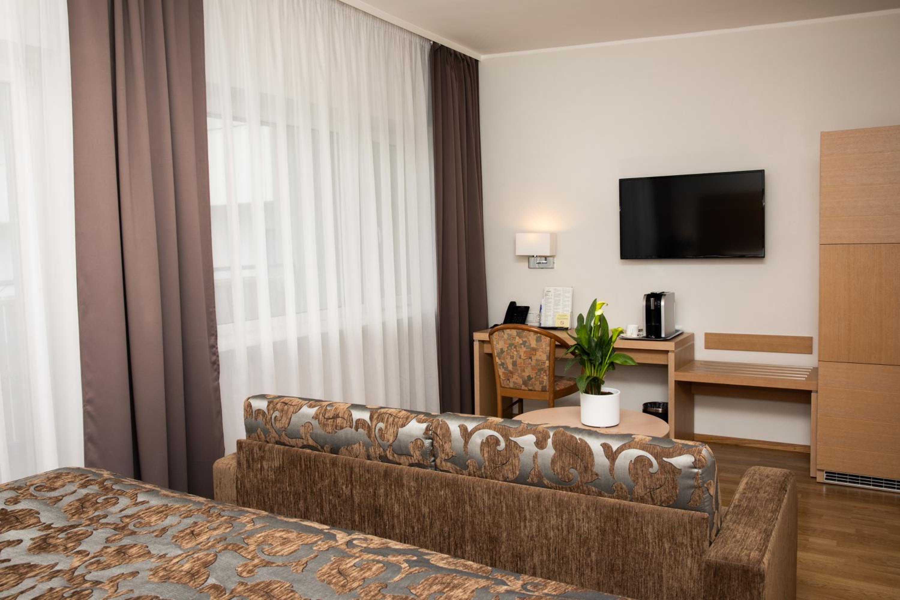 Deluxe Double Room, Balcony, Park View - Photo 6