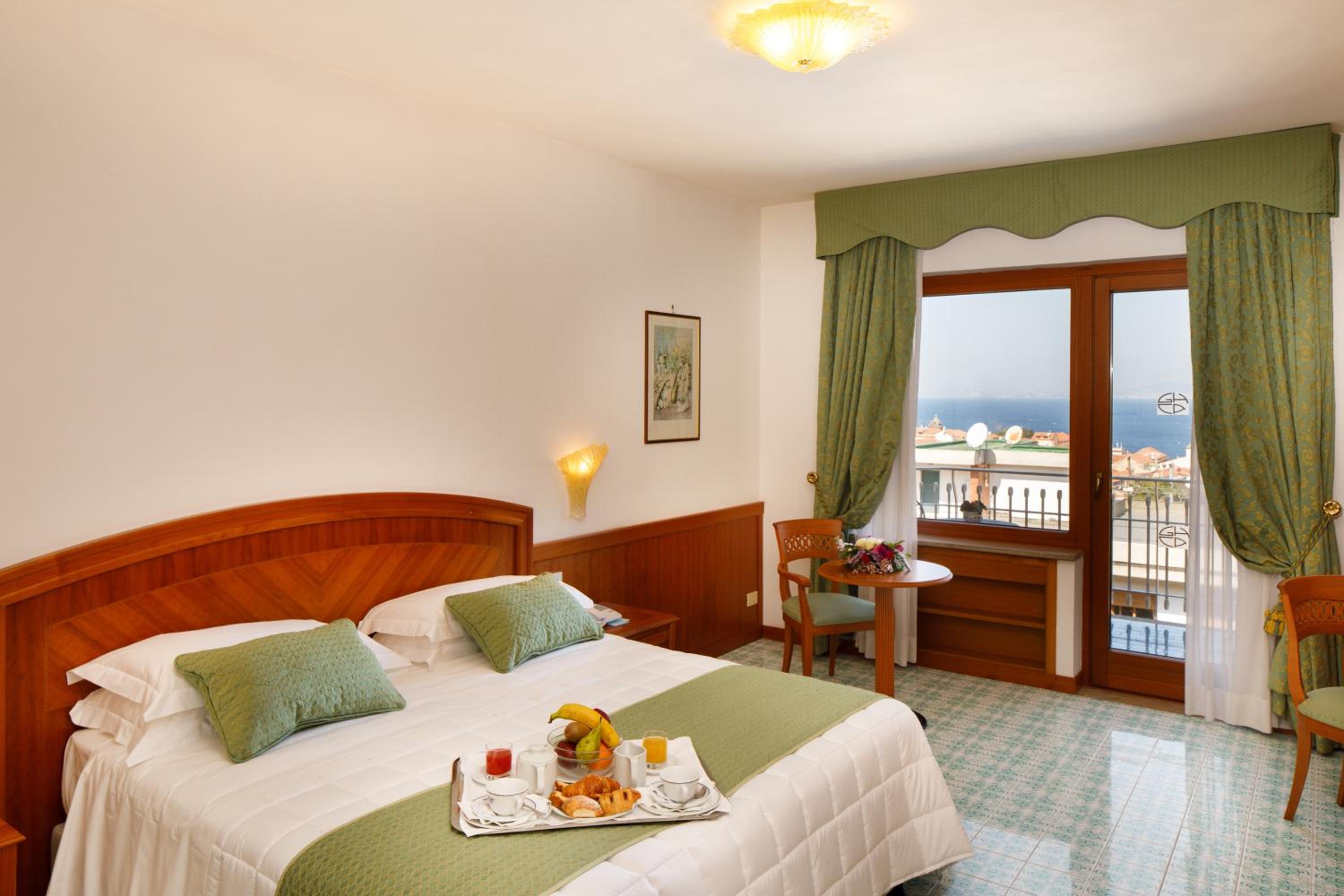 Superior Double or Twin Room with Balcony and Sea View photo 2
