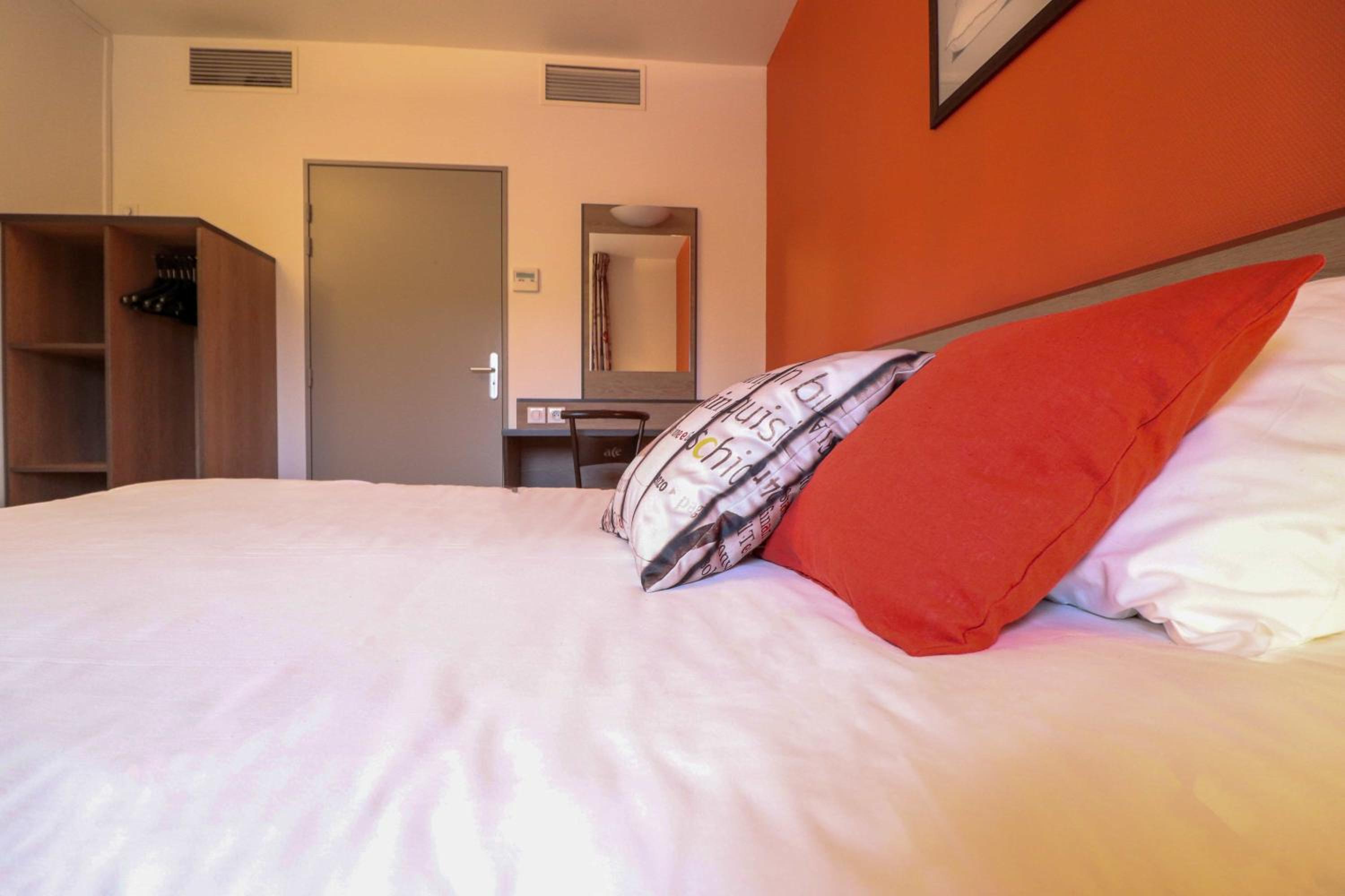 Quadruple Room (1 double bed, 1 single bed, 1 child bed (70/63 in))