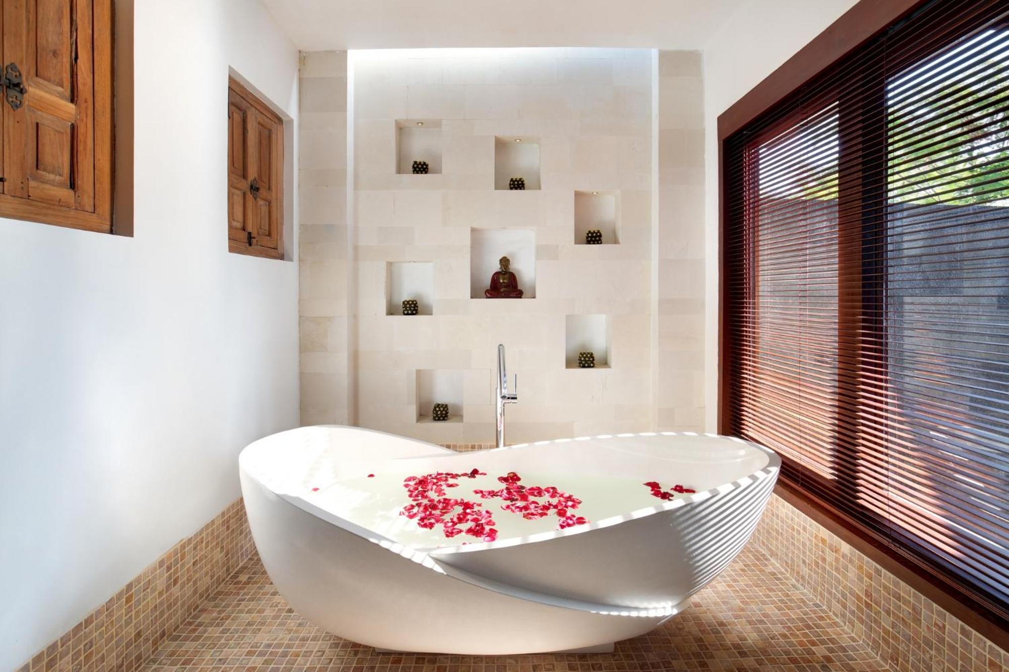 Raja Five-Bedroom Pool Villa with Ocean View photo 2
