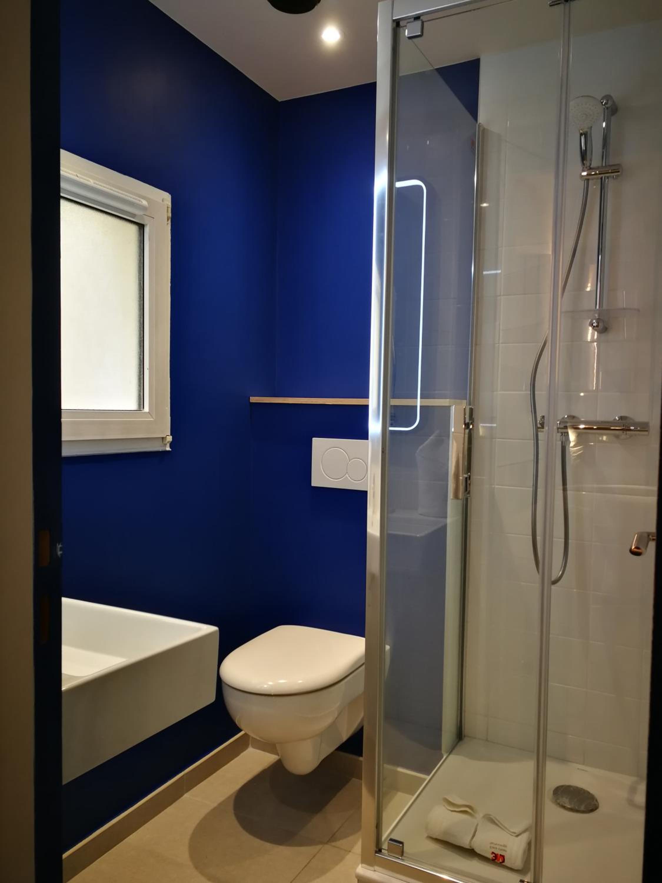 Standard Twin Room thumbnail 5