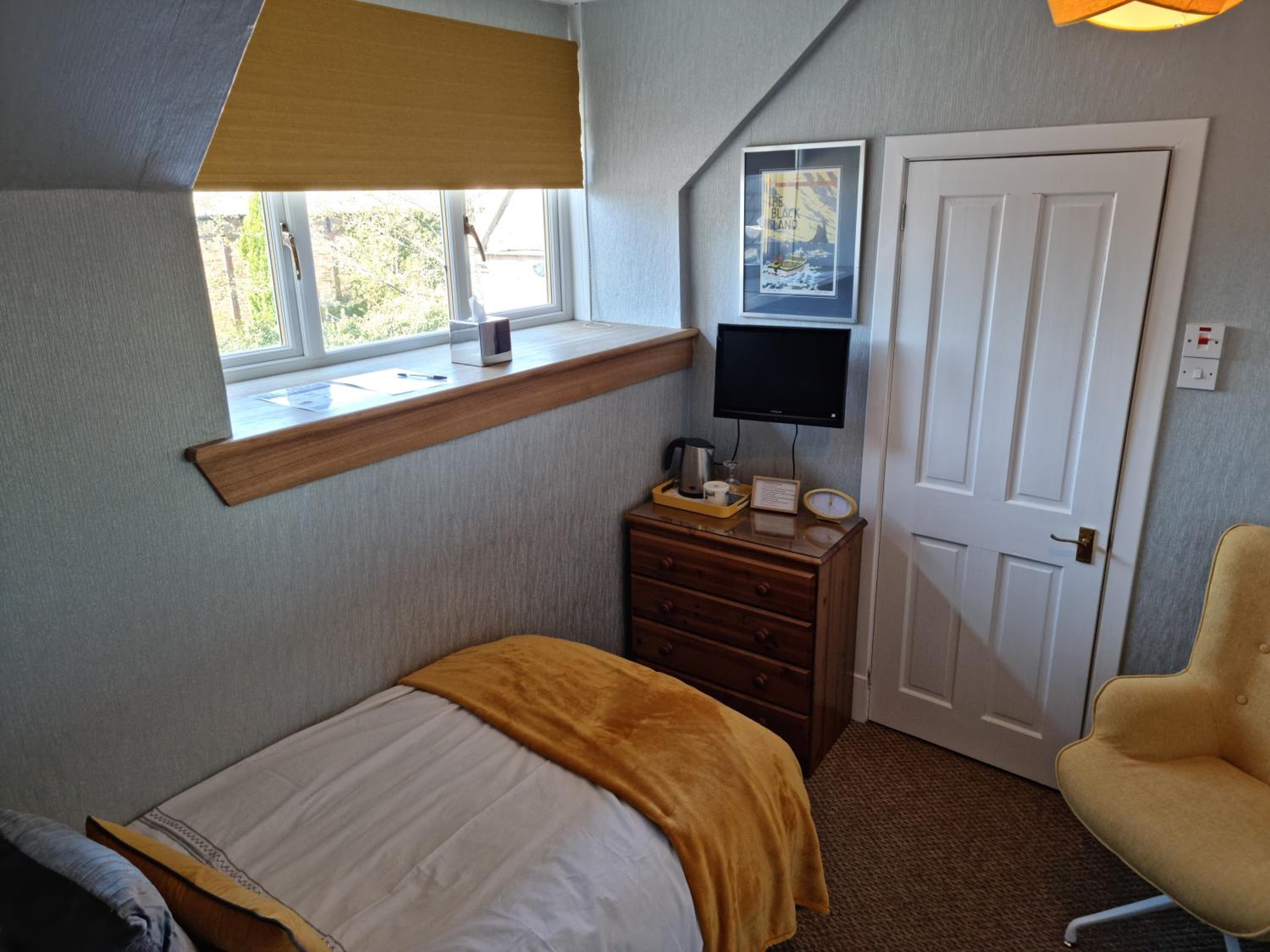 Single Room with Private Bathroom photo 2