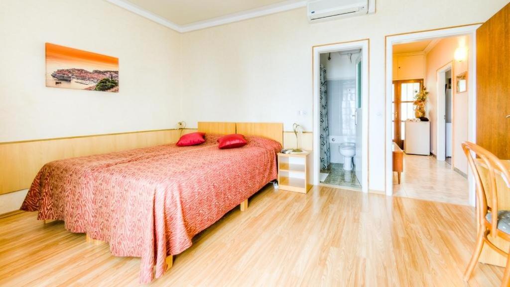 Comfort Triple Room with Balcony and Sea View photo 2