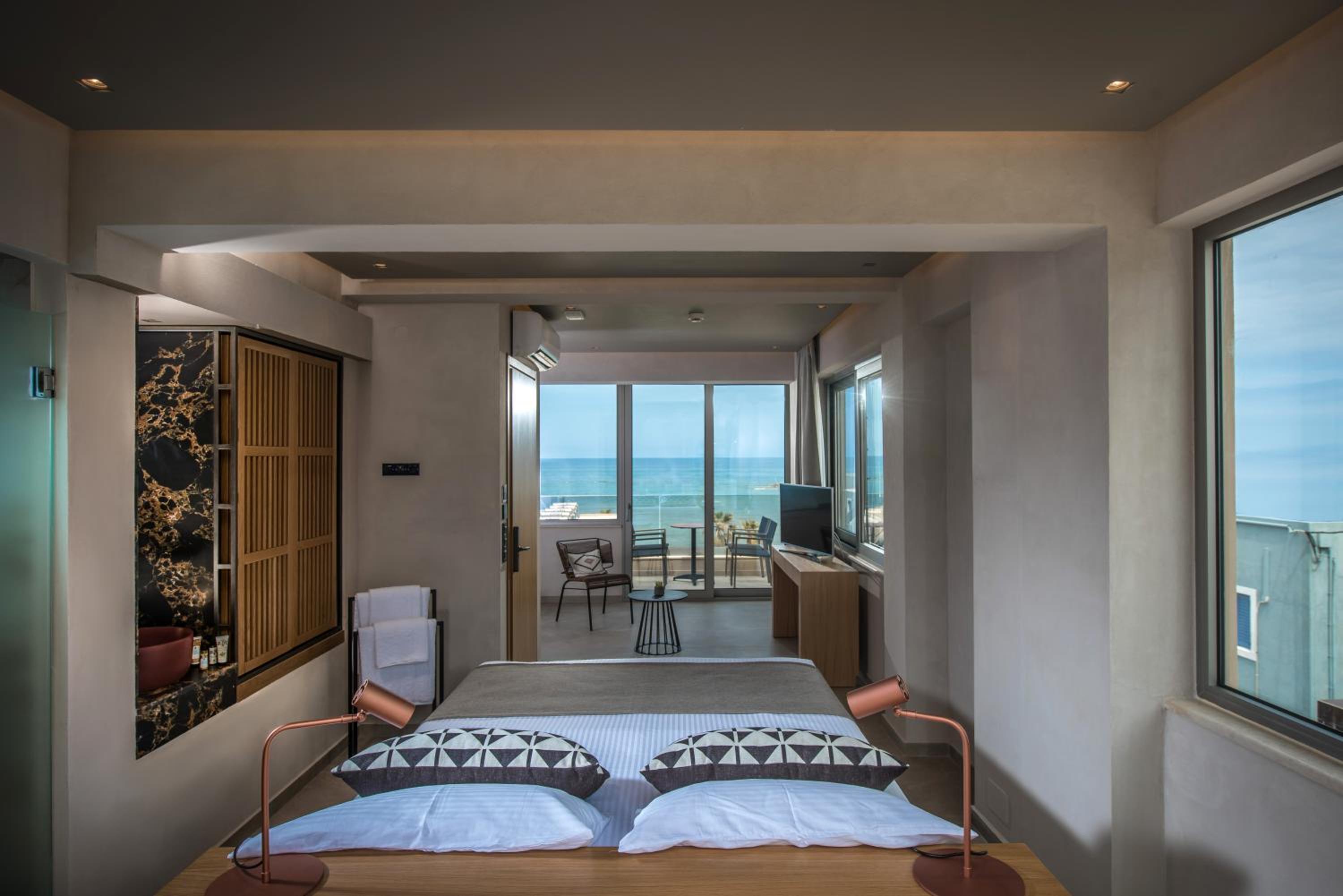 Deluxe Suite with Sea View and Jacuzzi - Photo 1