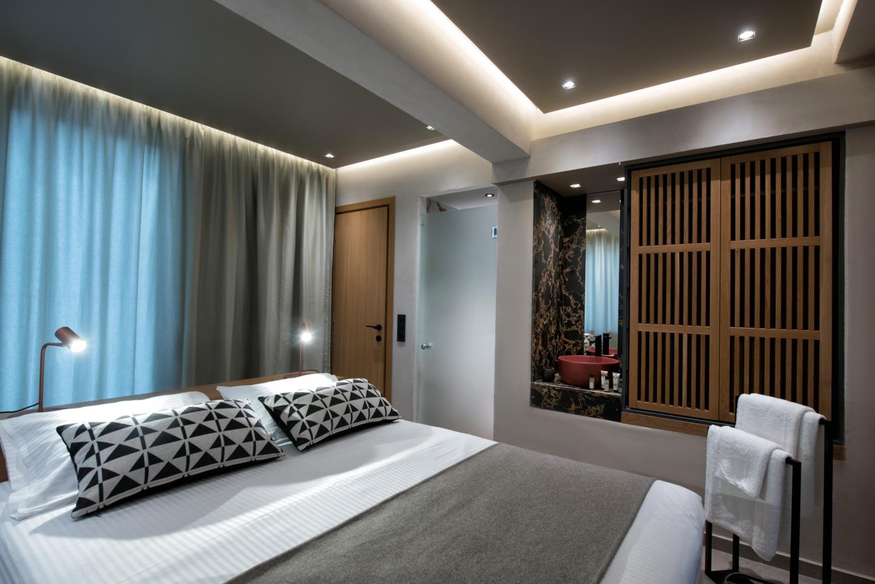 Deluxe Suite with Sea View and Jacuzzi - Photo 6