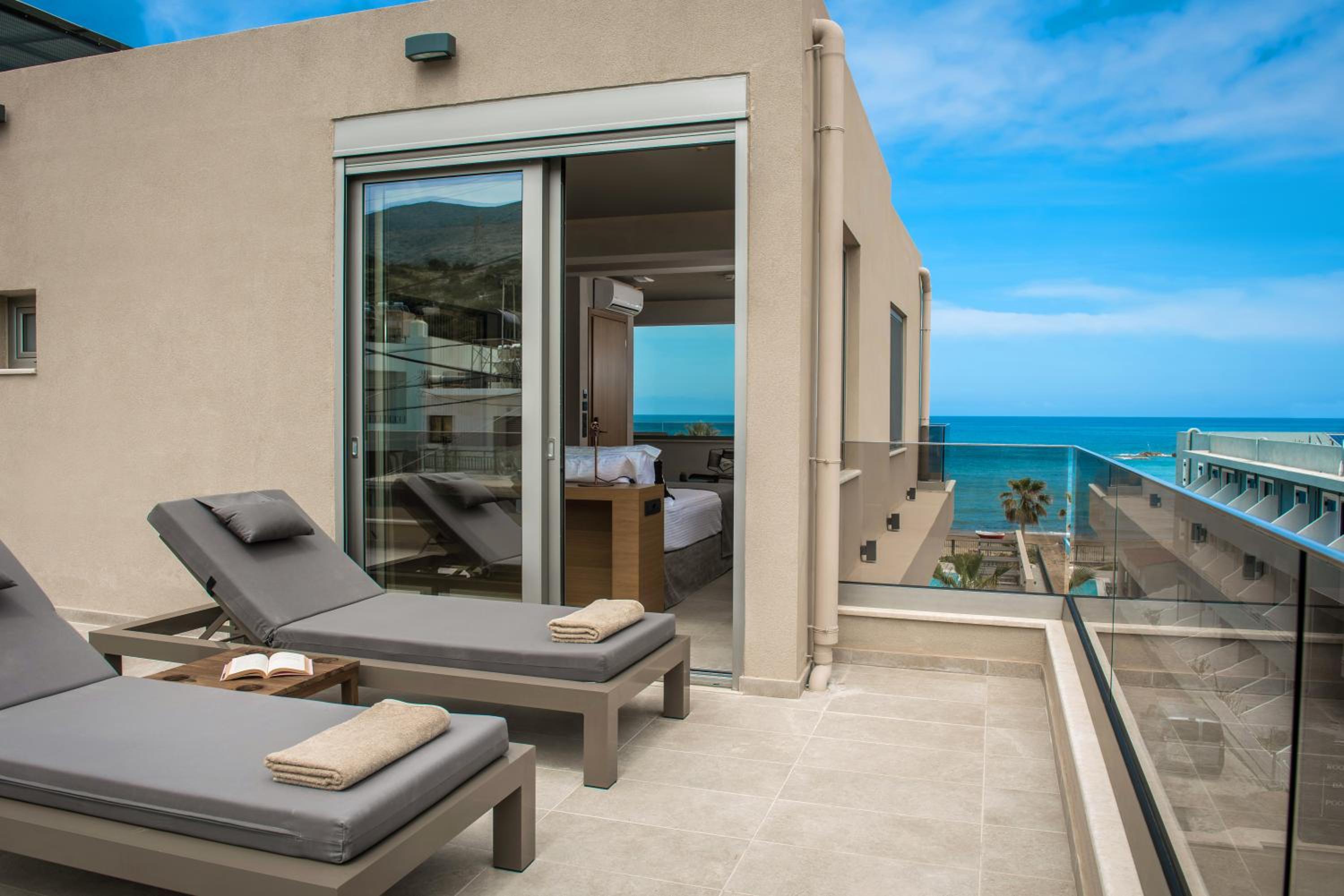 Deluxe Suite with Sea View and Jacuzzi - Photo 9