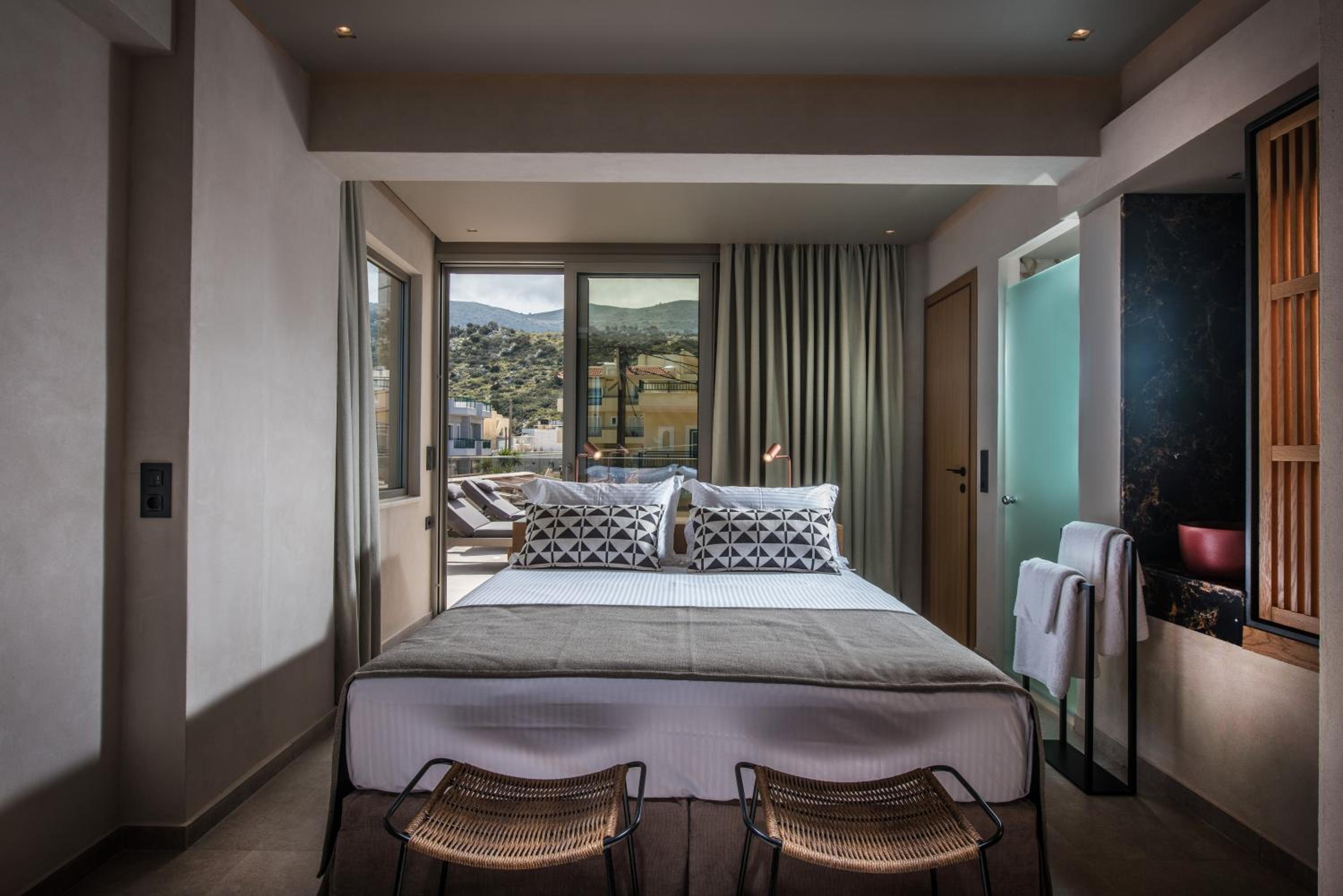Deluxe Suite with Sea View and Jacuzzi - Photo 8