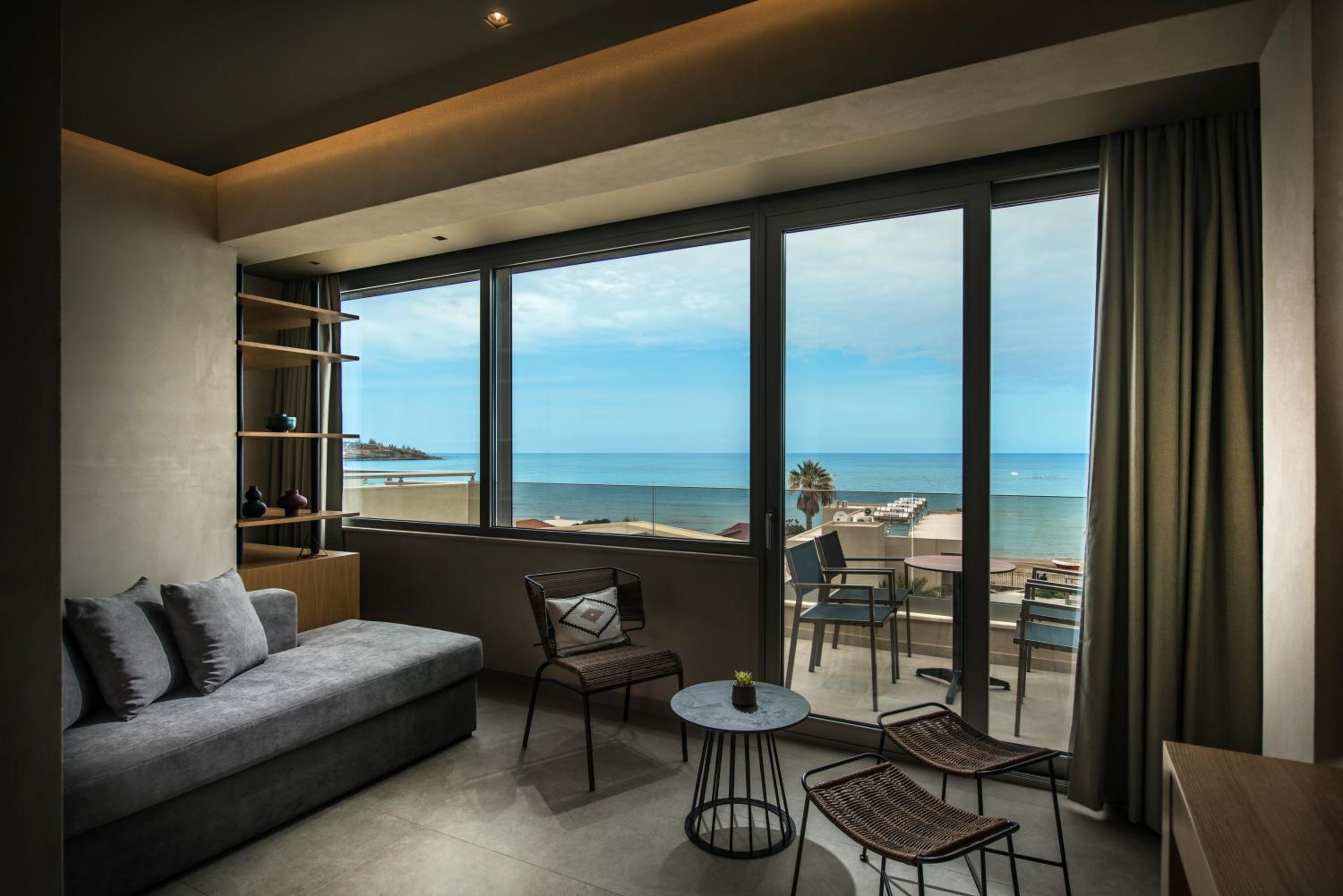 Deluxe Suite with Sea View and Jacuzzi - Photo 5