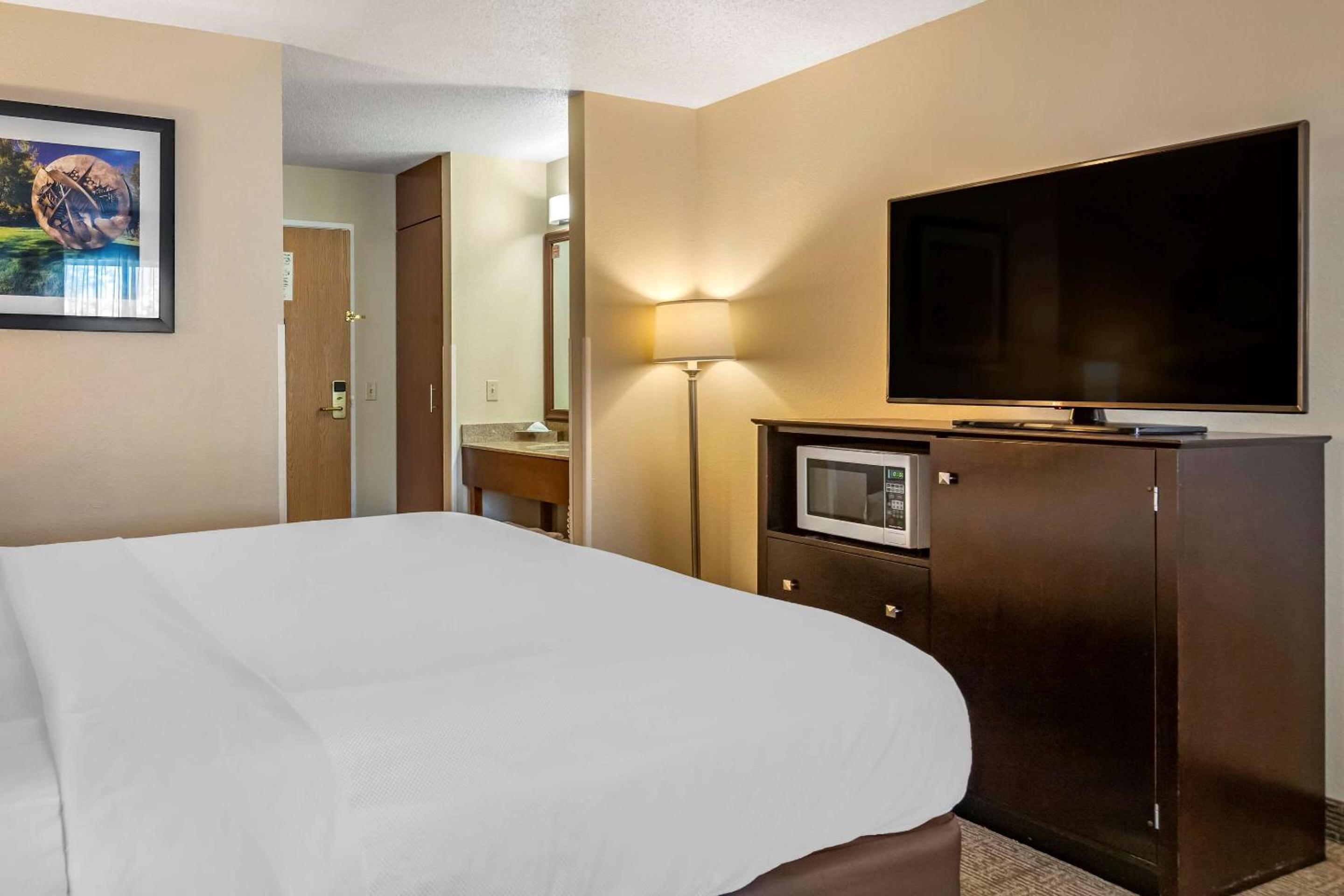 King Room - Non-Smoking - Photo 2