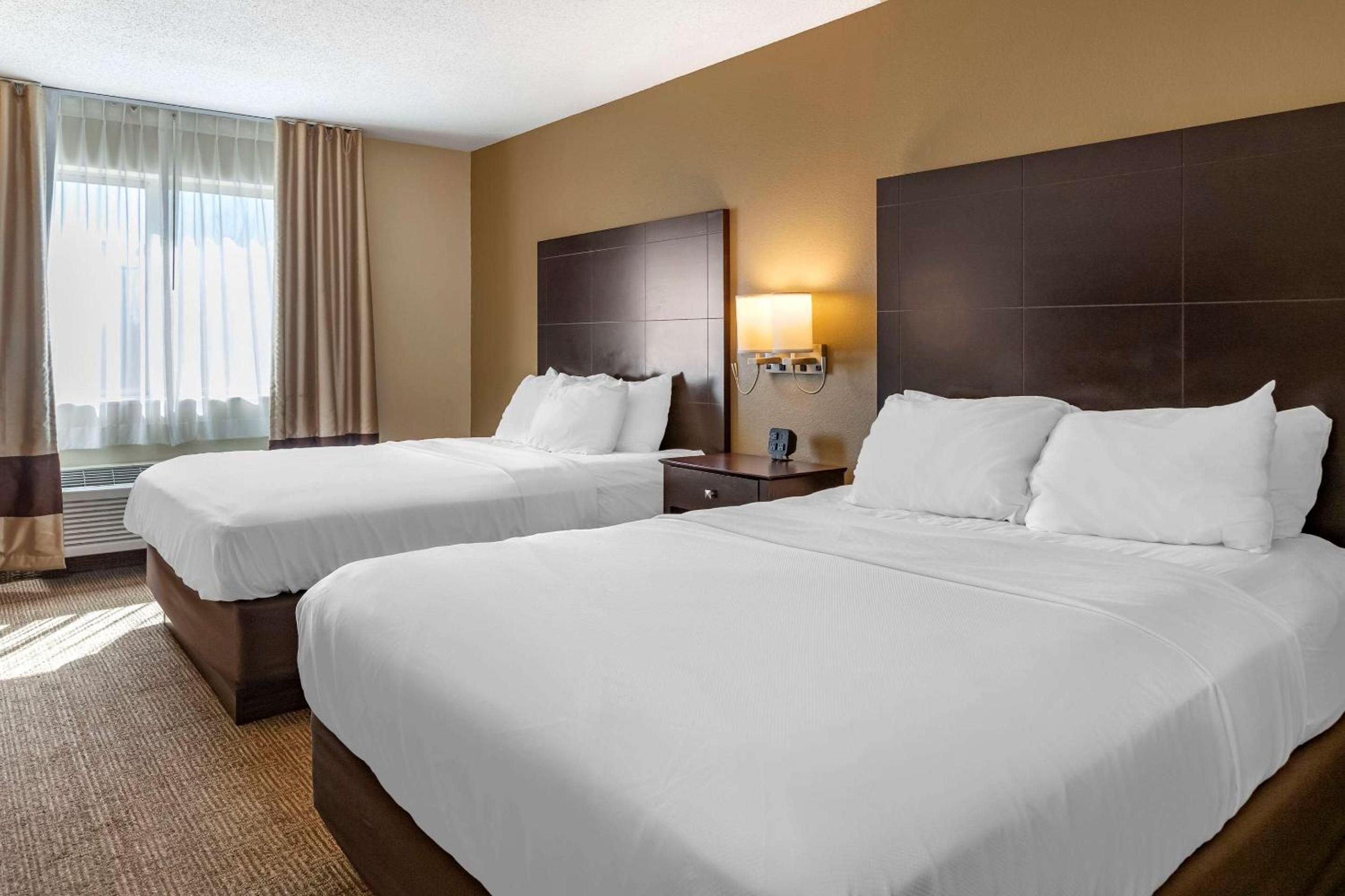 Queen Room with Two Queen Beds - Non-Smoking - Photo 1