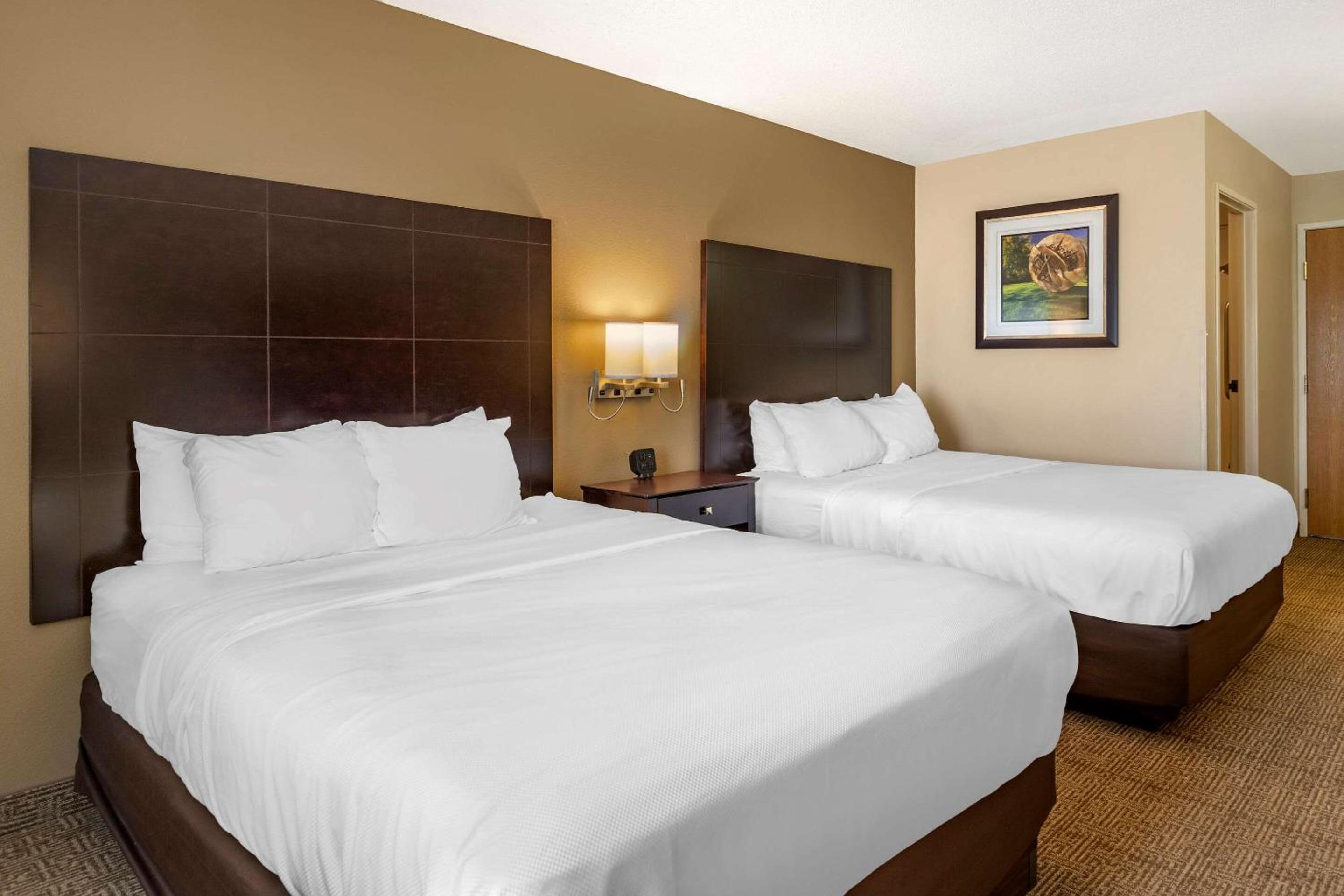 Queen Room with Two Queen Beds - Non-Smoking - Photo 2