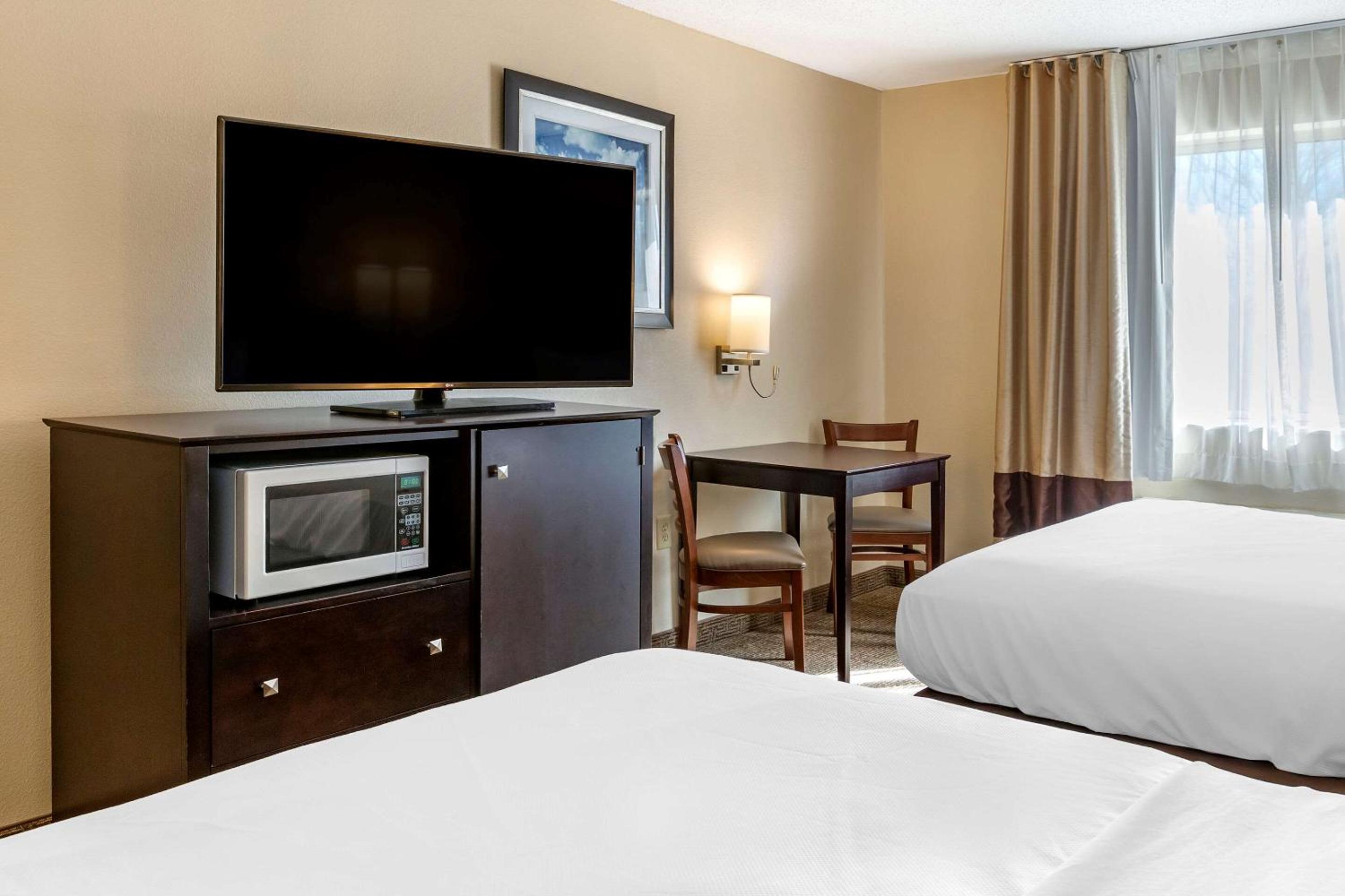 Queen Room with Two Queen Beds - Non-Smoking - Photo 3