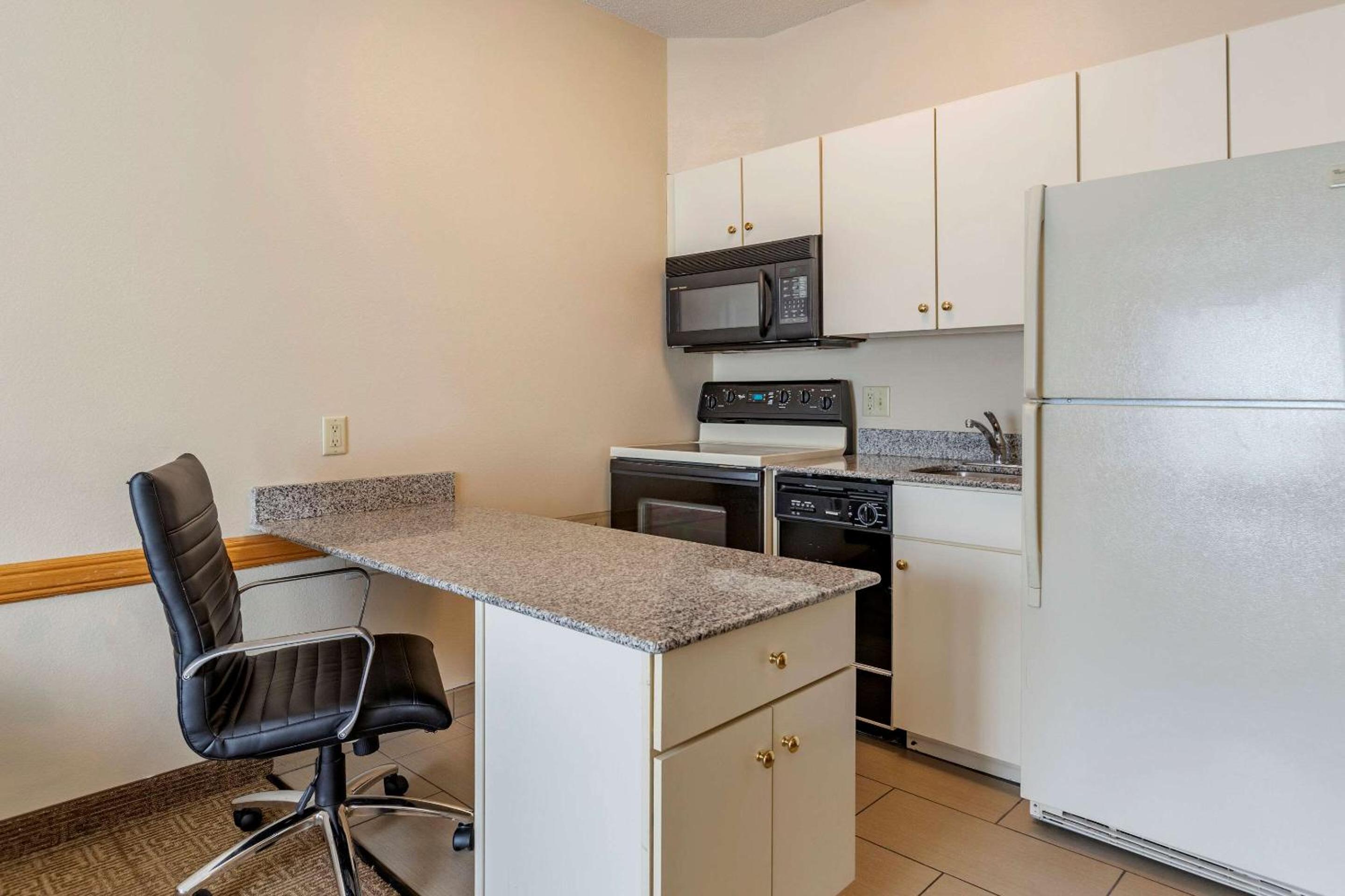 King Suite - Efficiency/Non-Smoking - Photo 3