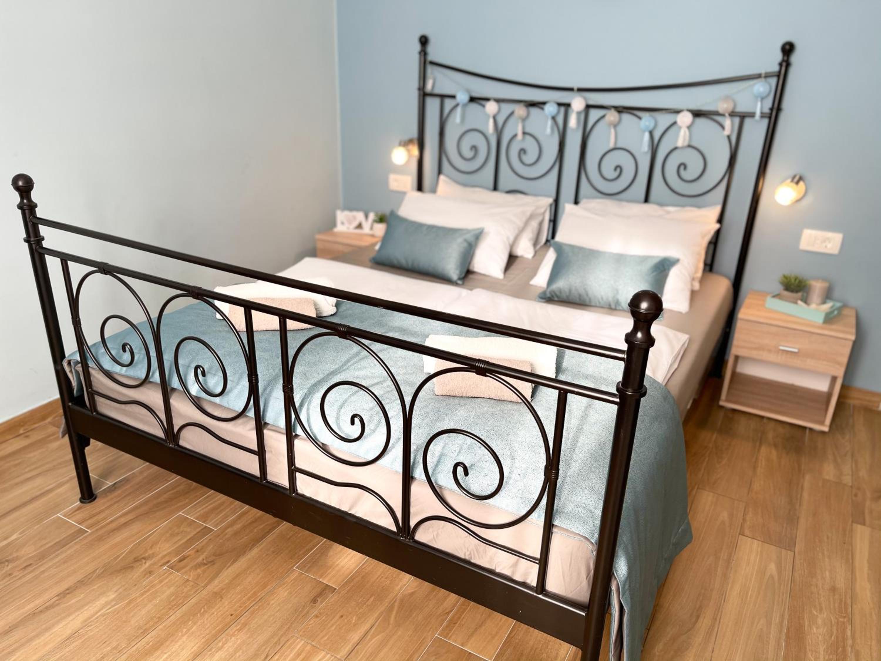 Double Room with Private Bathroom - Photo 23