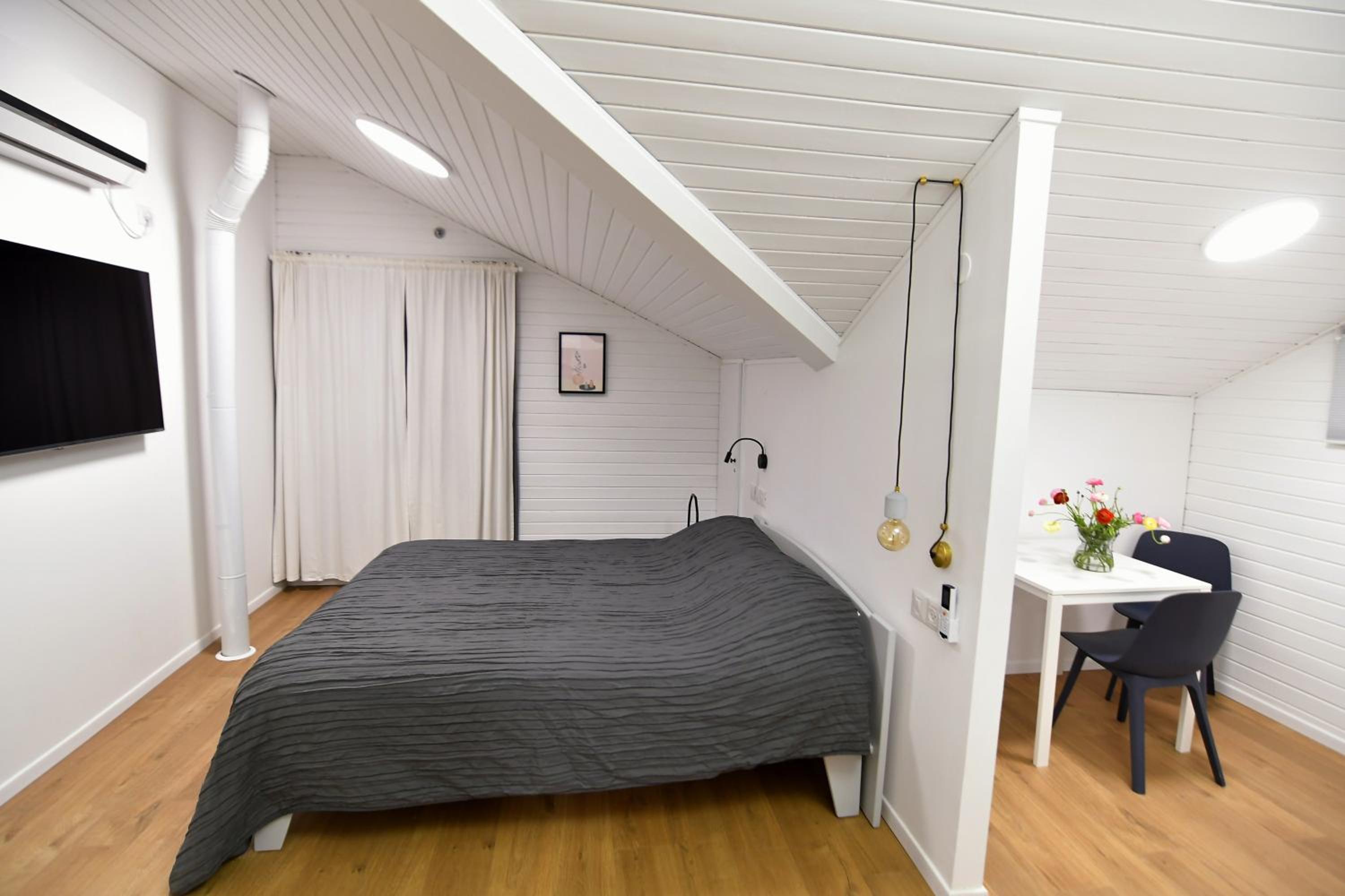 Studio (2 Adults) - Attic photo 3