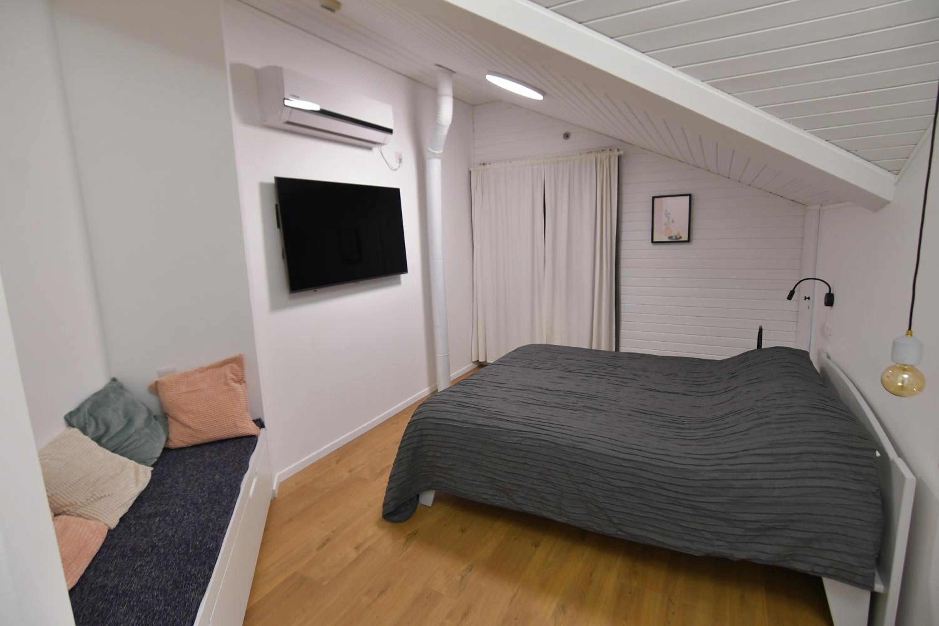 Studio (2 Adults) - Attic photo 2
